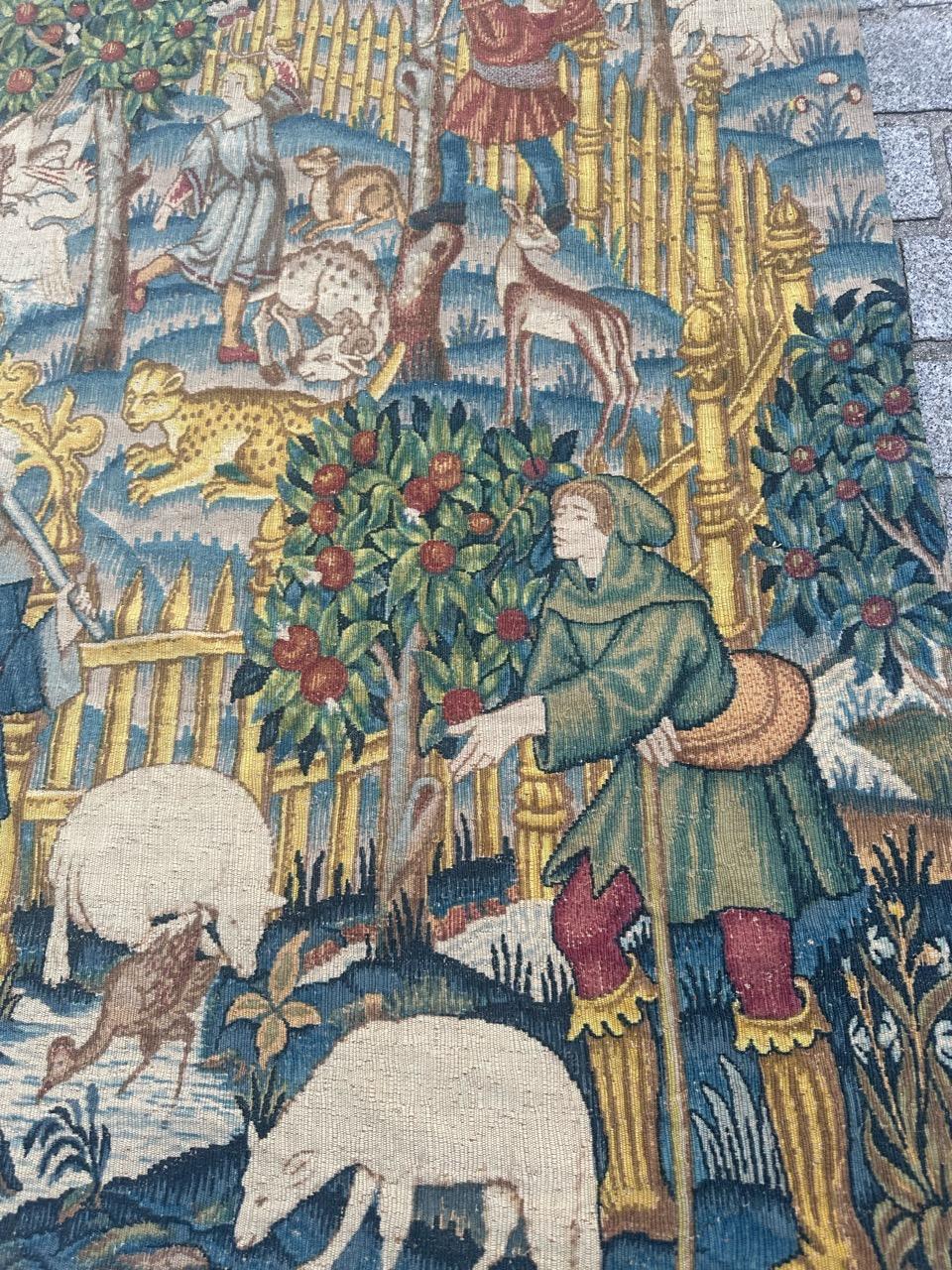 Tauchen Sie ein in die Faszination dieses französischen Wandteppichs aus der Mitte des 20. Jahrhunderts, dessen Design von einem gewebten Meisterwerk aus dem 15. Jahrhundert mit dem Titel 