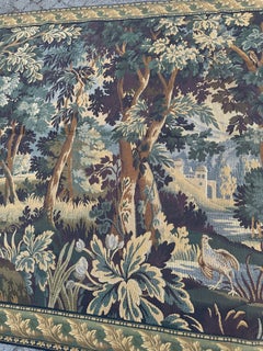Bellissimo e grande arazzo vintage francese in stile Aubusson, realizzato in jacquard, raffigurante un “paesaggio con uccello”