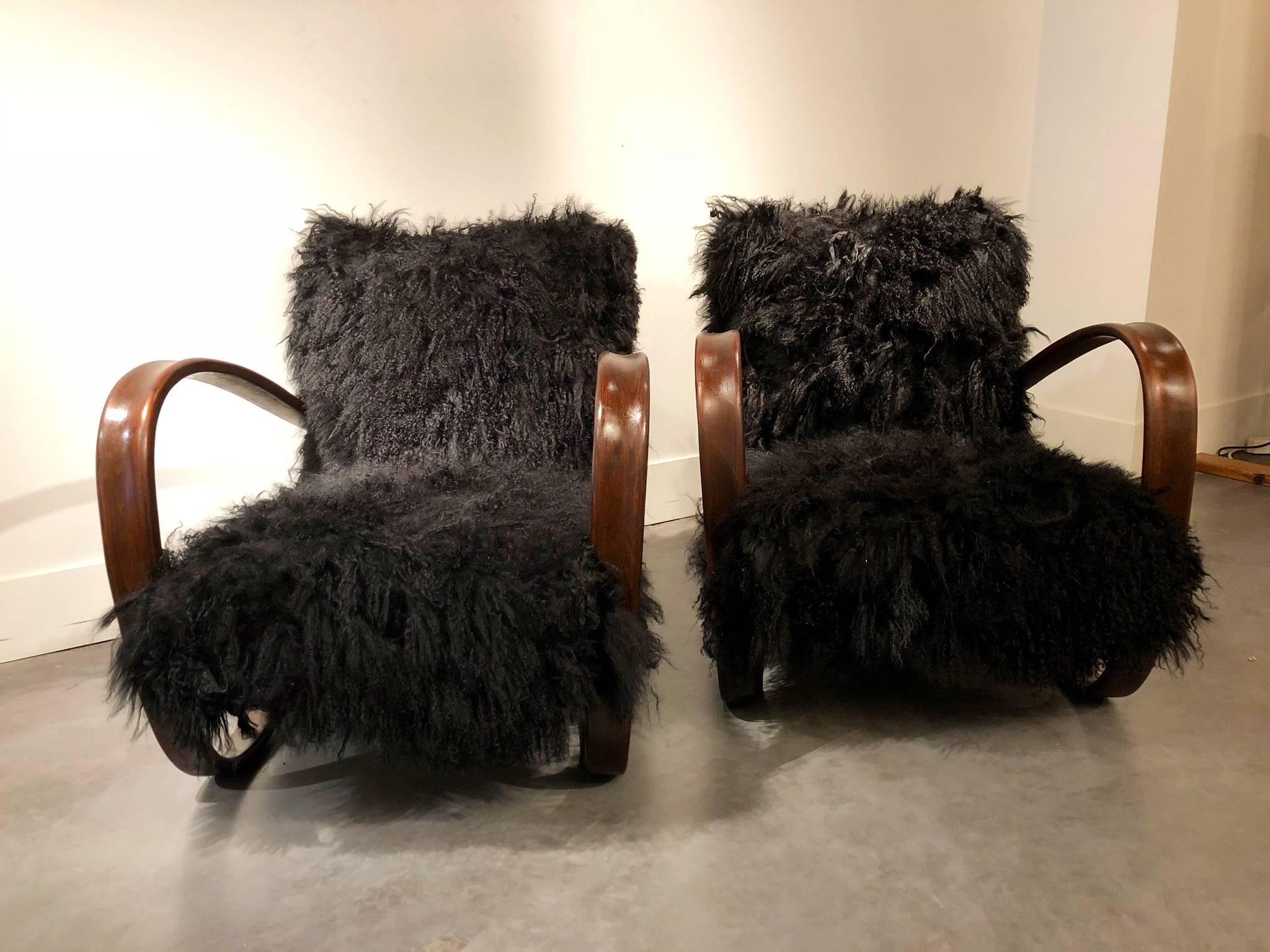 Pair of Jindrich Halabala Cantilever Armchairs in Bentwood and Black Sheepskin In Good Condition In Bruxelles, BE