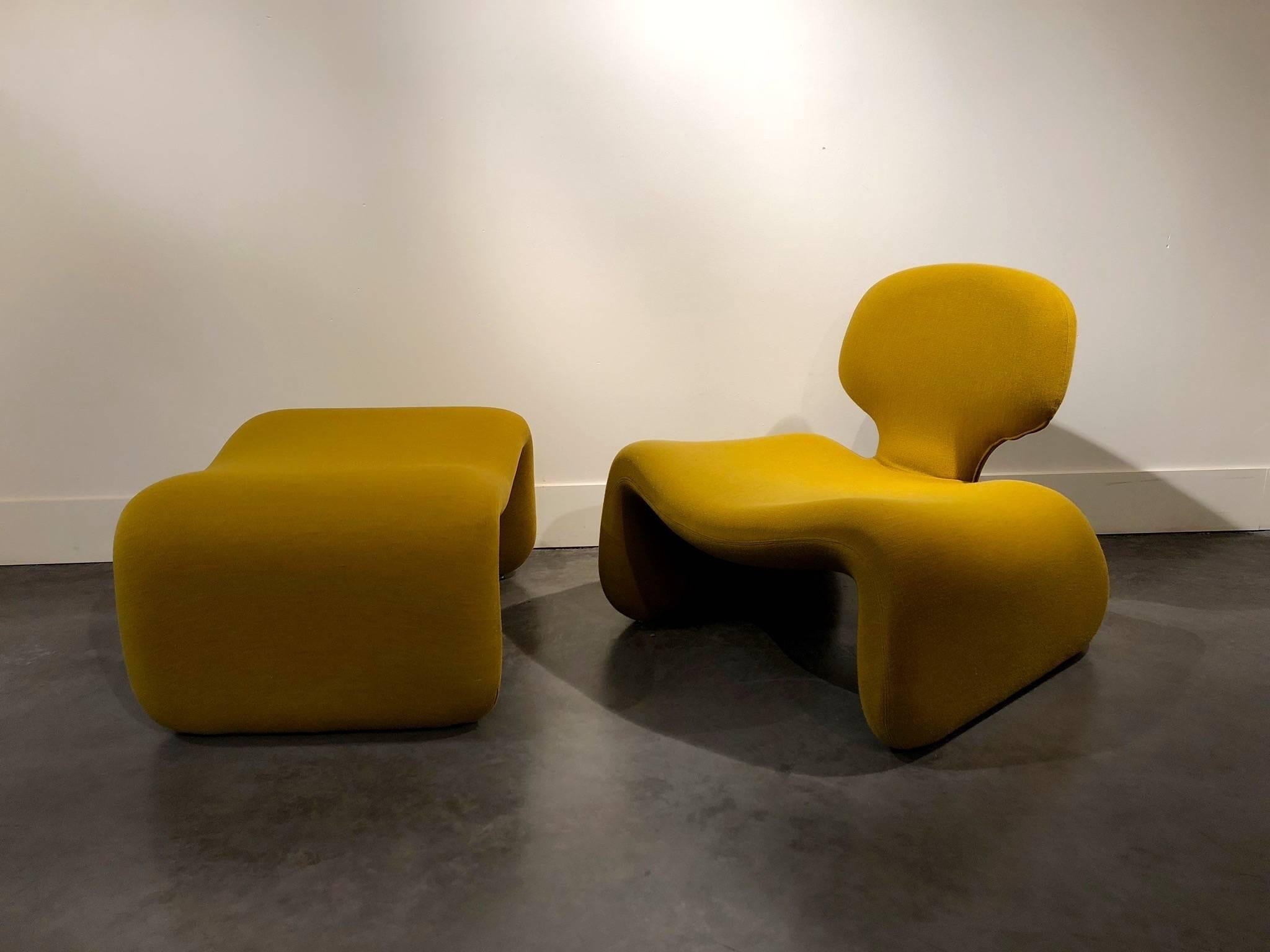 Completely original Djinn chair and ottoman by Olivier Mourgue.
Fresh color and good condition of the fabric.
   
