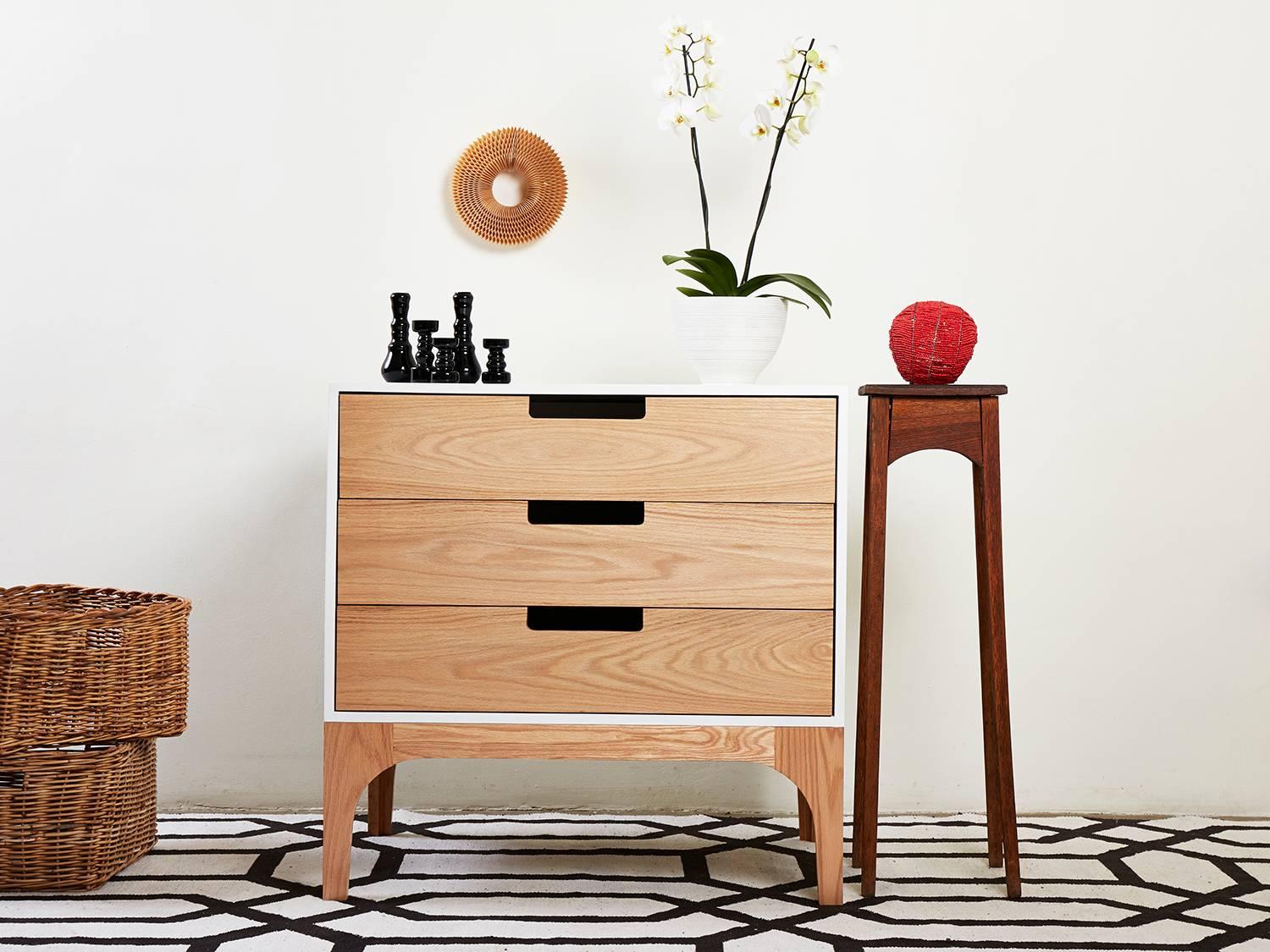 Irish Coco Chest of Drawers in Solid Ash with Contrasting White Lacquered Box Case For Sale
