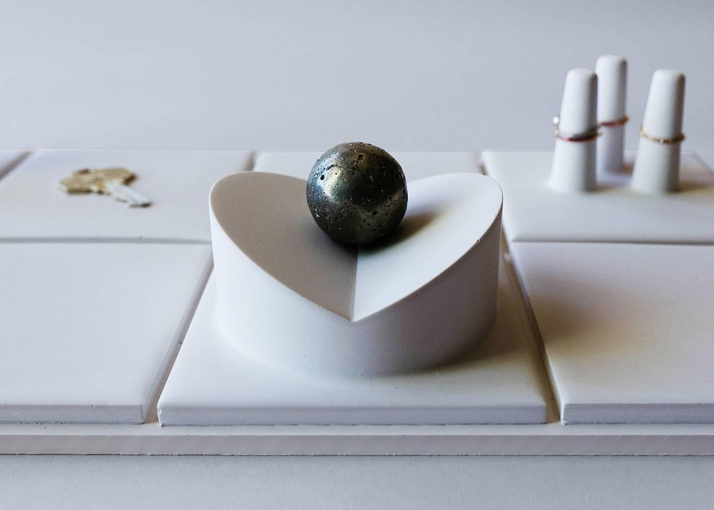 Salle de Bain 'M' Handgefertigtes Tablett aus Gussbeton in Weiß von UMÉ Studio (21. Jahrhundert und zeitgenössisch) im Angebot