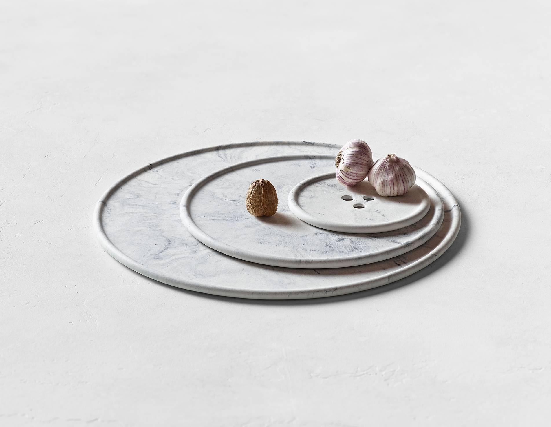 Cast in one pour, this dish is formed like a button to showcase your everyday favorites. Hand-mixed with different minerals and natural pigments, the Bouton carries subtle textures on its surface. As the concrete settles uniquely for each pour, no