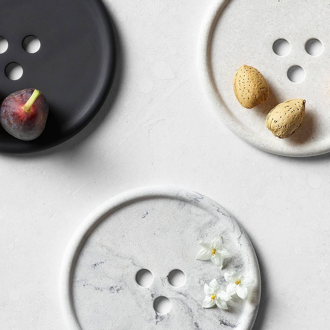 Handgefertigtes Bouton-Dreieck aus Gussbeton in Grau von UM Studio im Angebot 1