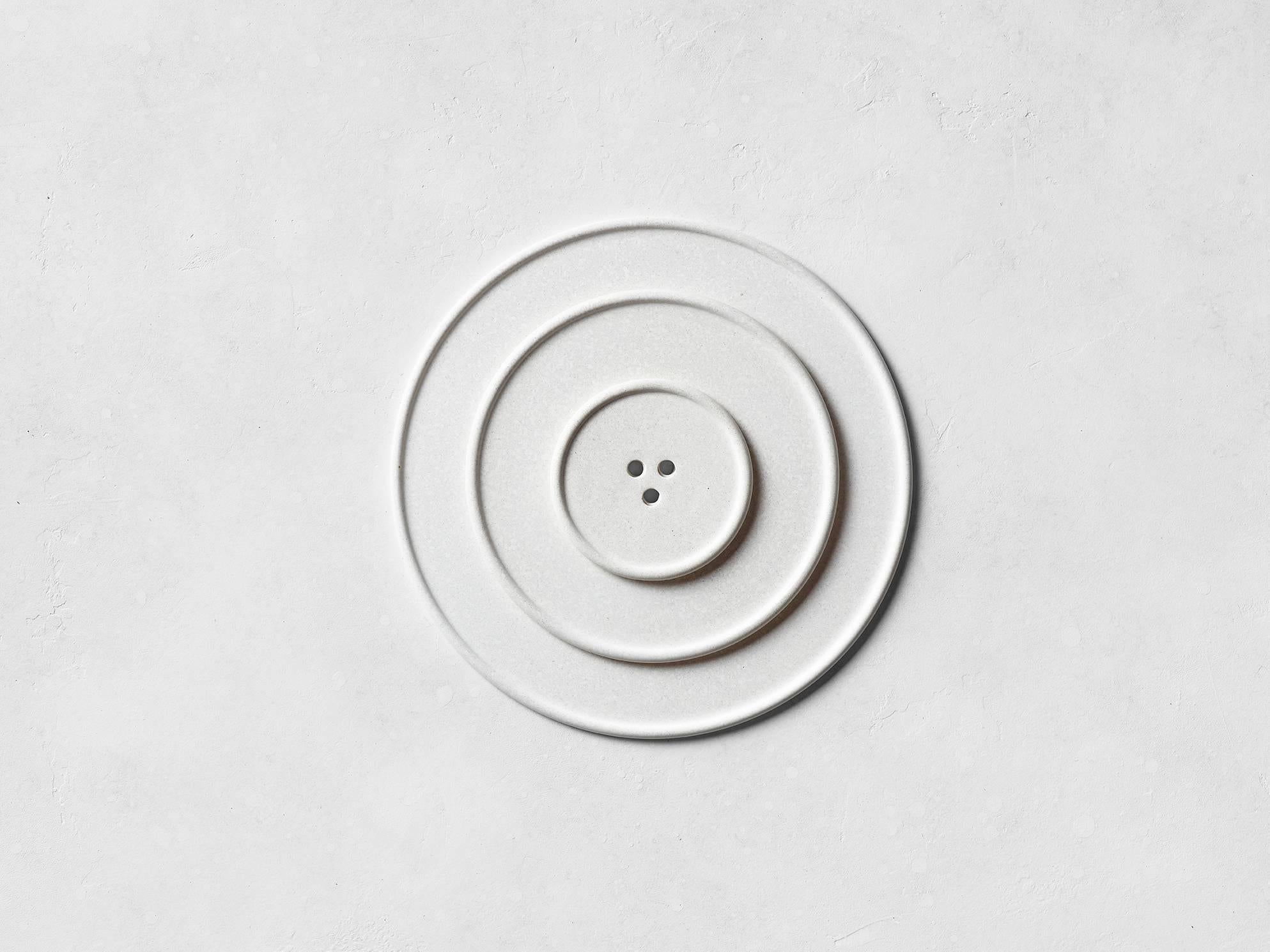 Handgefertigtes Bouton-Dreieck aus Gussbeton in Grau von UM Studio (Minimalistisch) im Angebot