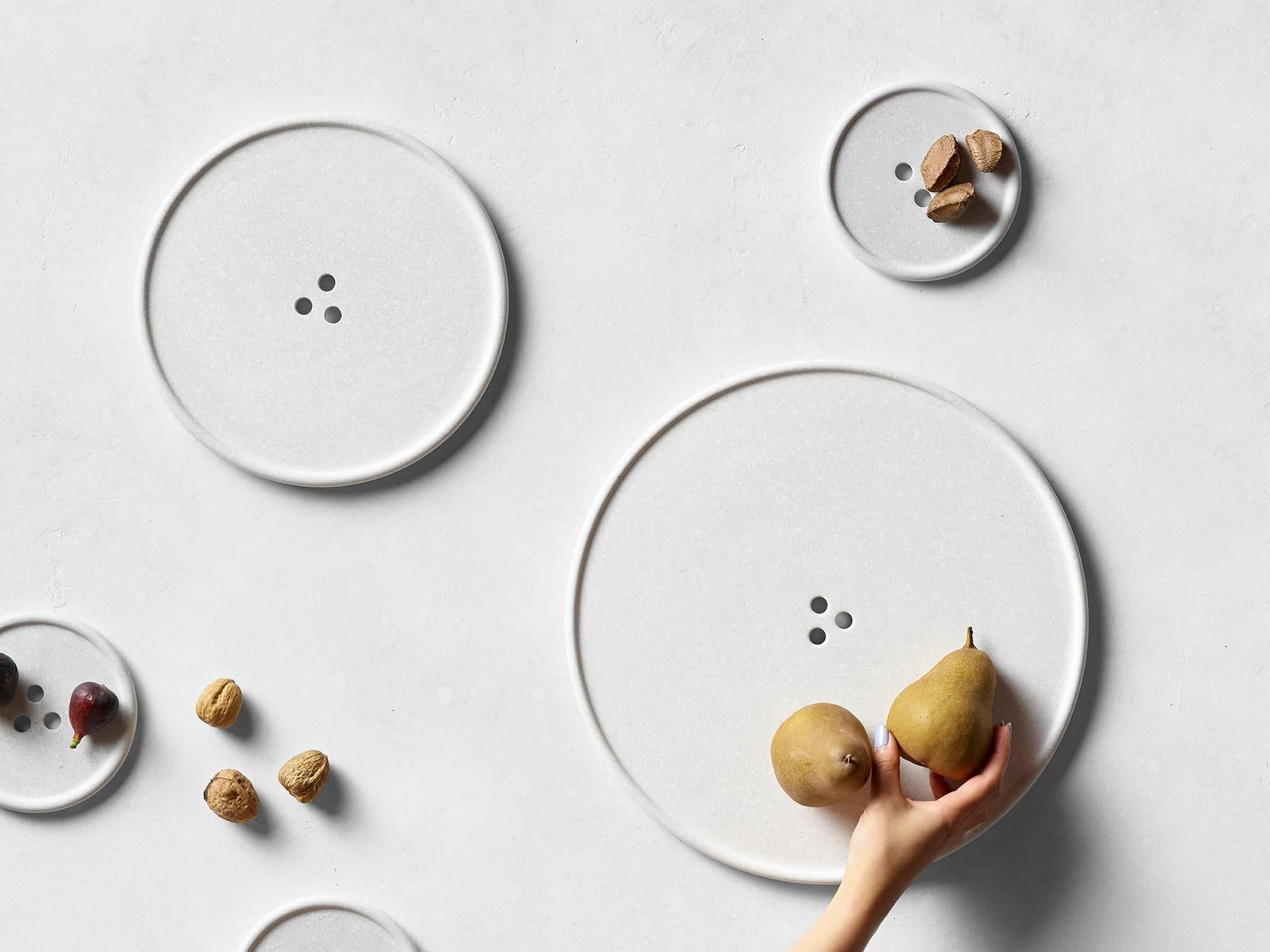 Handgefertigtes Bouton-Dreieck aus Gussbeton in Grau von UM Studio (amerikanisch) im Angebot