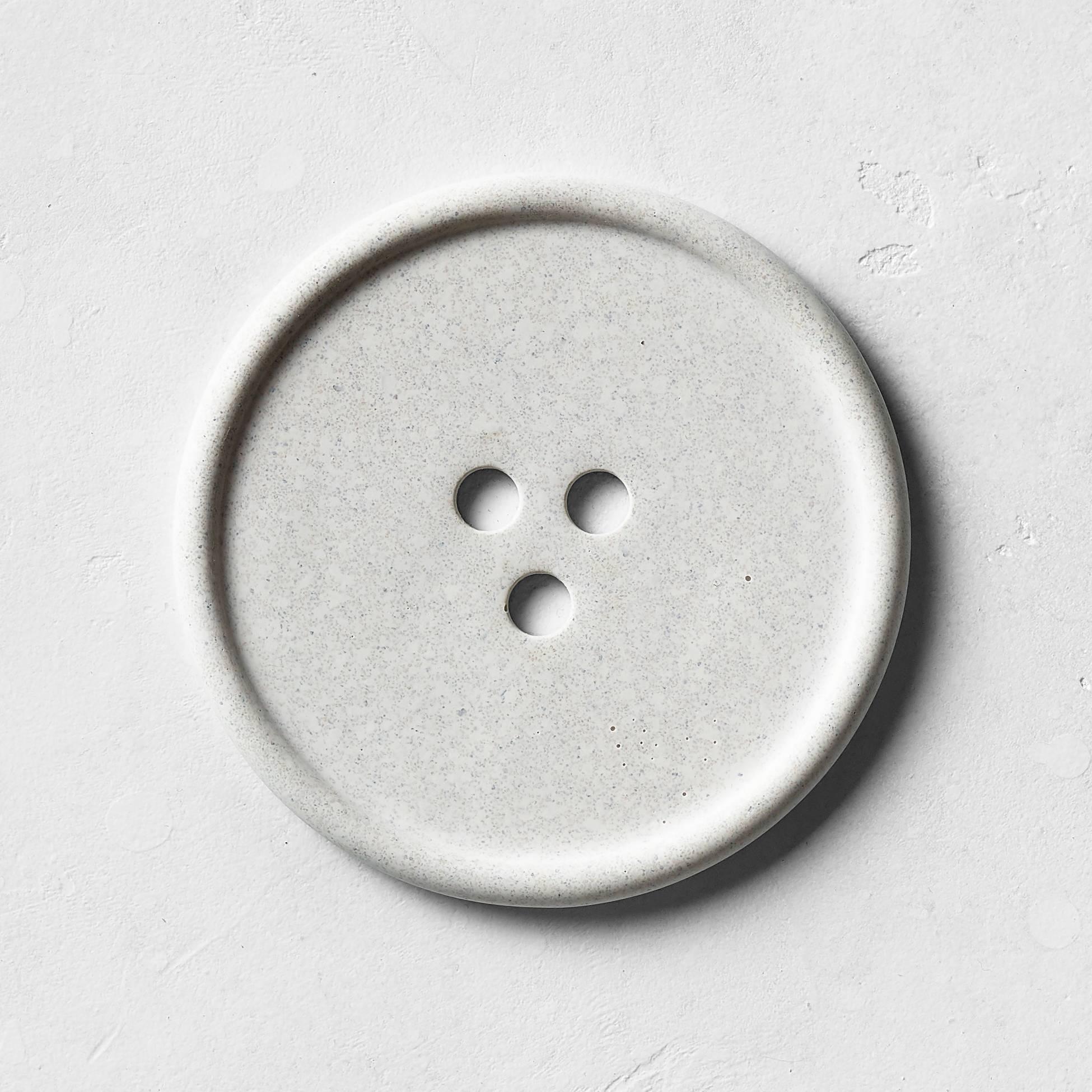 Handgefertigtes Bouton-Dreieck aus Gussbeton in Grau von UM Studio (21. Jahrhundert und zeitgenössisch) im Angebot