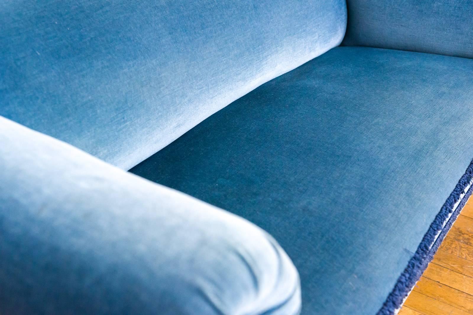 European Early 20th Century Blue Velvet Sofa on Mahogany Ball and Claw Feet For Sale