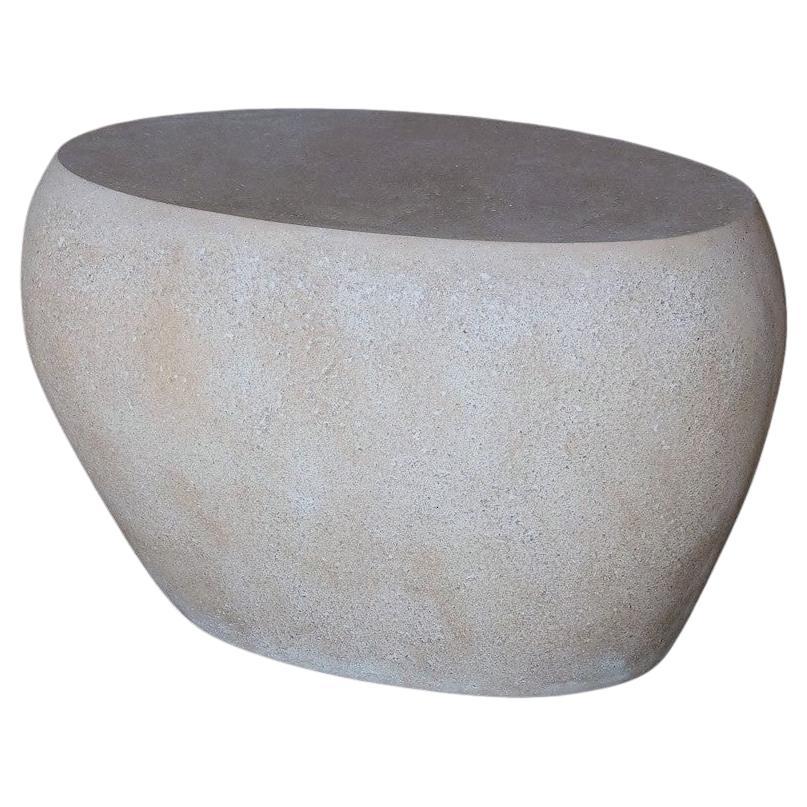 Table d'appoint River Rock en résine moulée, finition pierre vieillie par Zachary A. Design