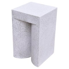 Tisch „High Brow“ aus Gussharzguss, Oberfläche mit Natursteinen von Zachary A. Design