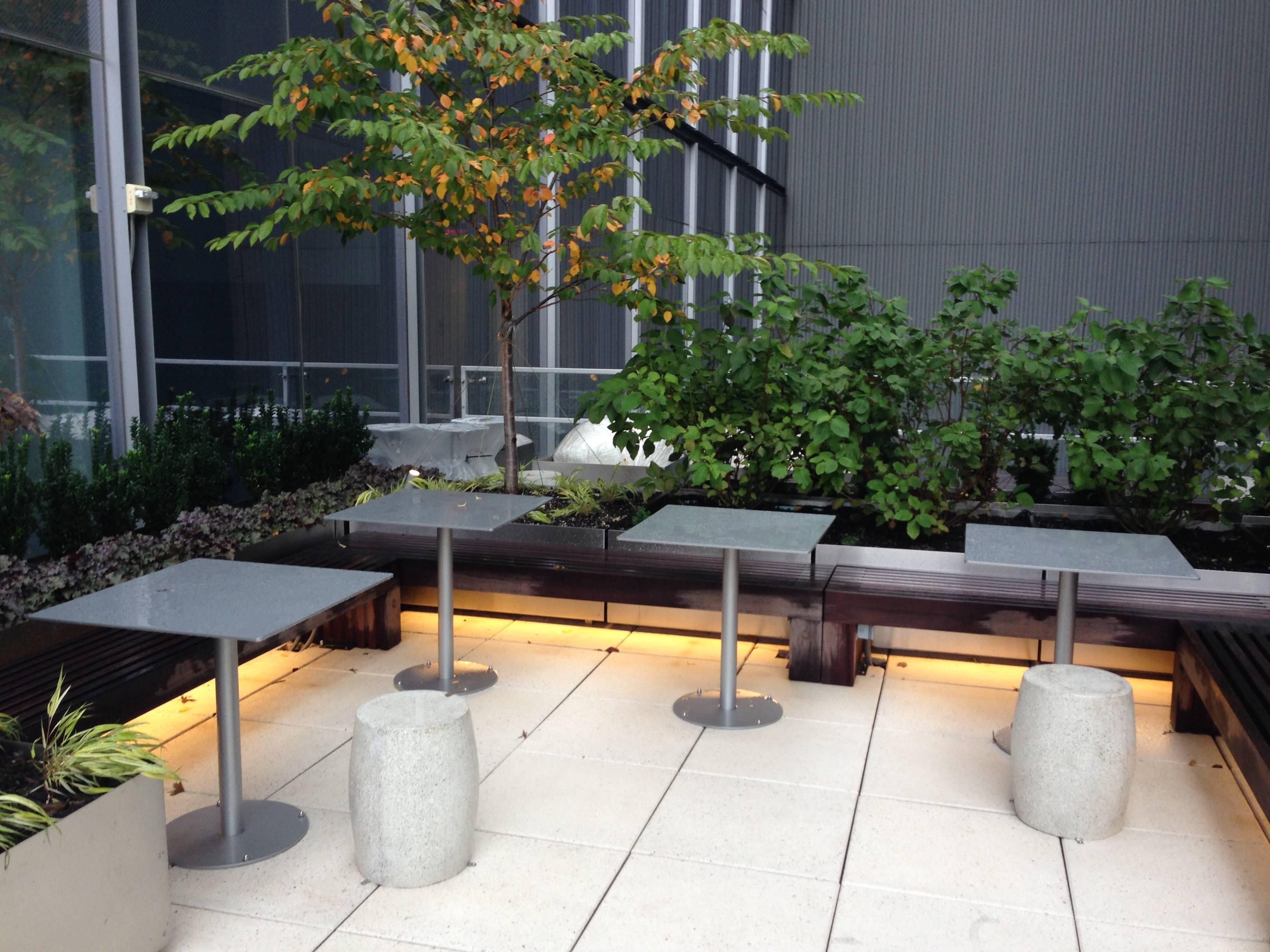 Moulage Table d'appoint Barrel en résine moulée, finition pierre naturelle par Zachary A. Design en vente