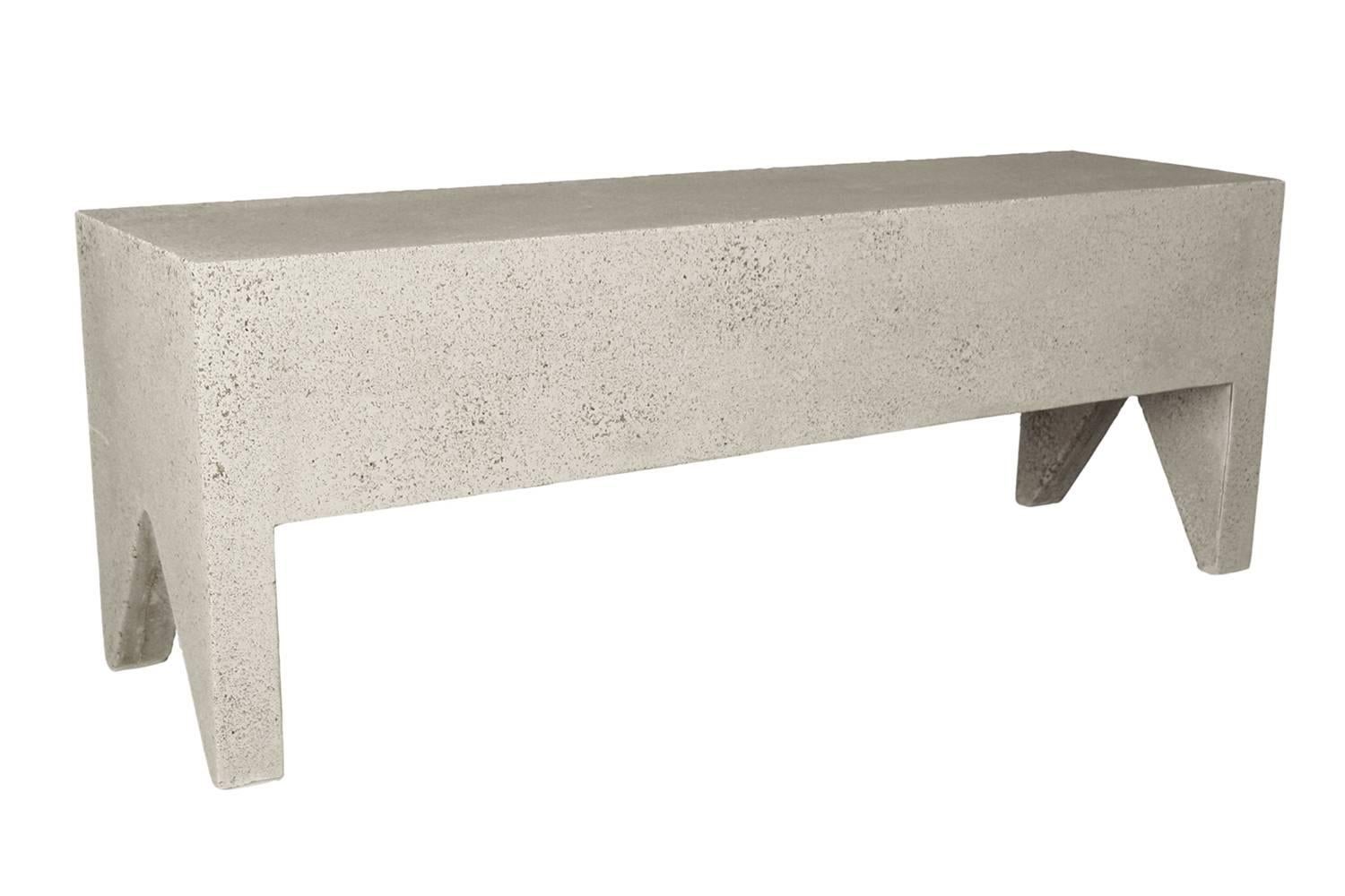 Minimaliste Banc Farm en résine moulée, finition pierre naturelle par Zachary A. Design en vente