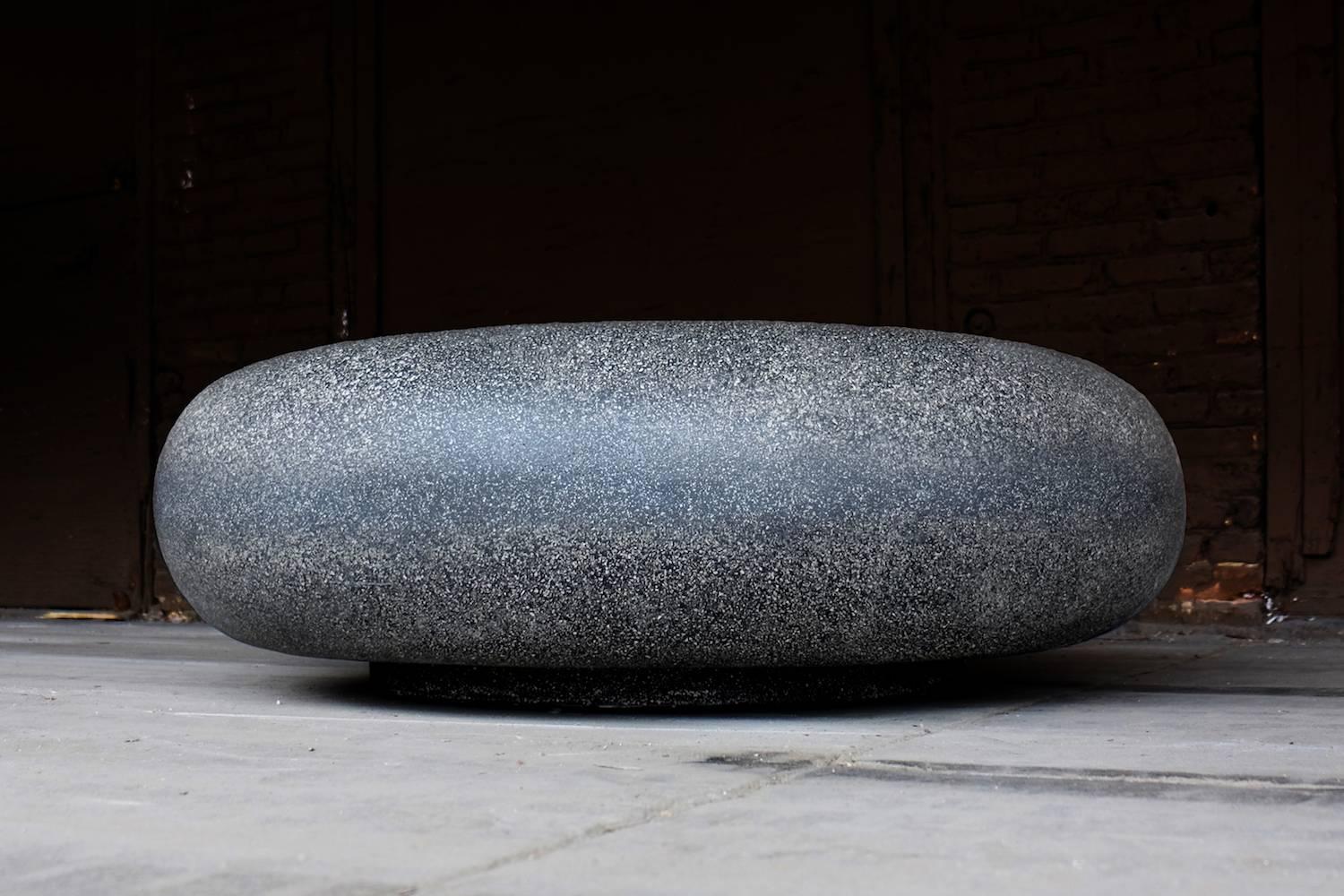 Moderne Table basse Pebble, finition pierre de charbon par Zachary A. Design en vente