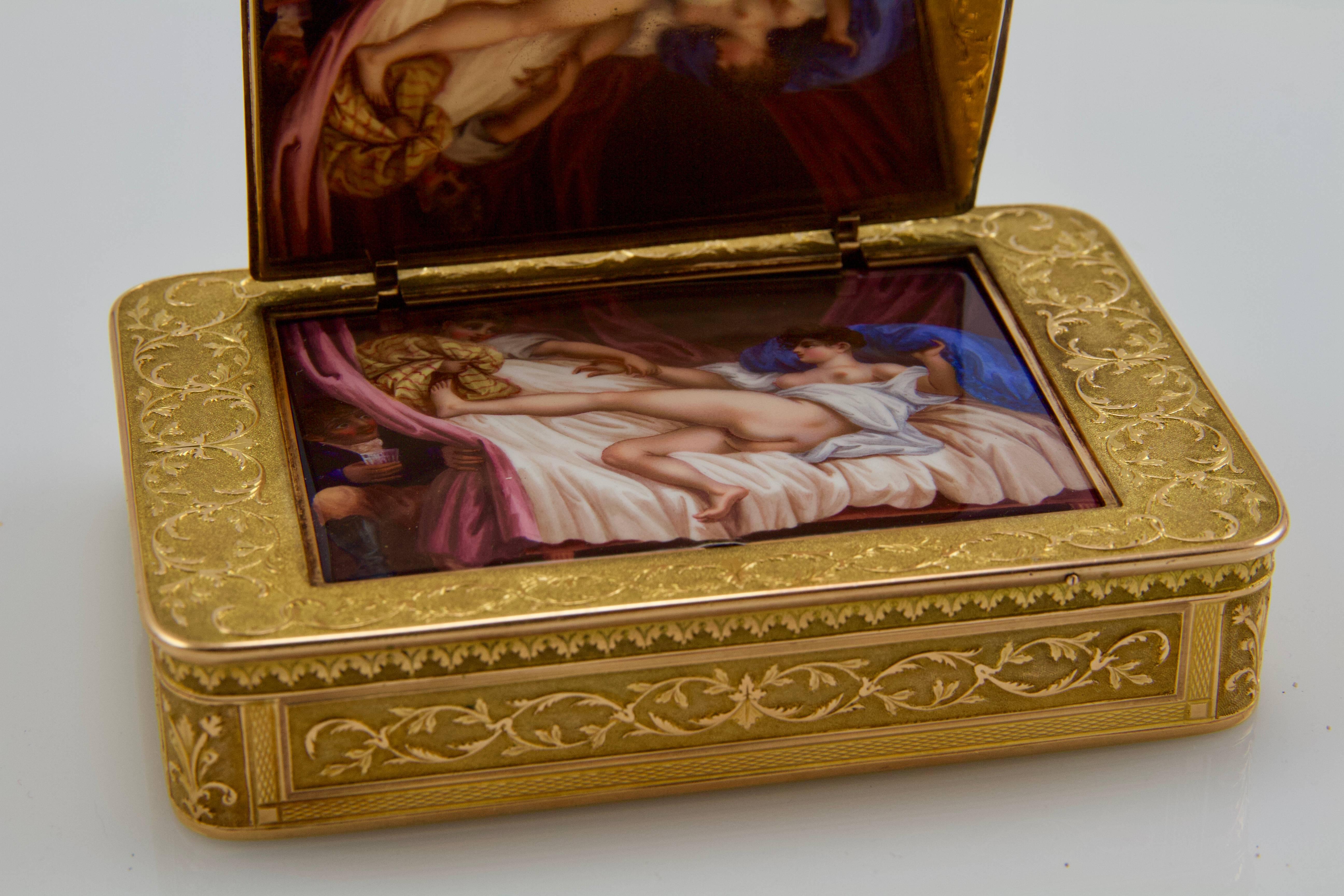 Double opening rectangulaire two colors gold snuffbox. All sides with broad matt borders relieved by a continuous raised burnished rosace pattern. Presenting on the lid an engraving scene representing an allegory of the time dissimulating a secret
