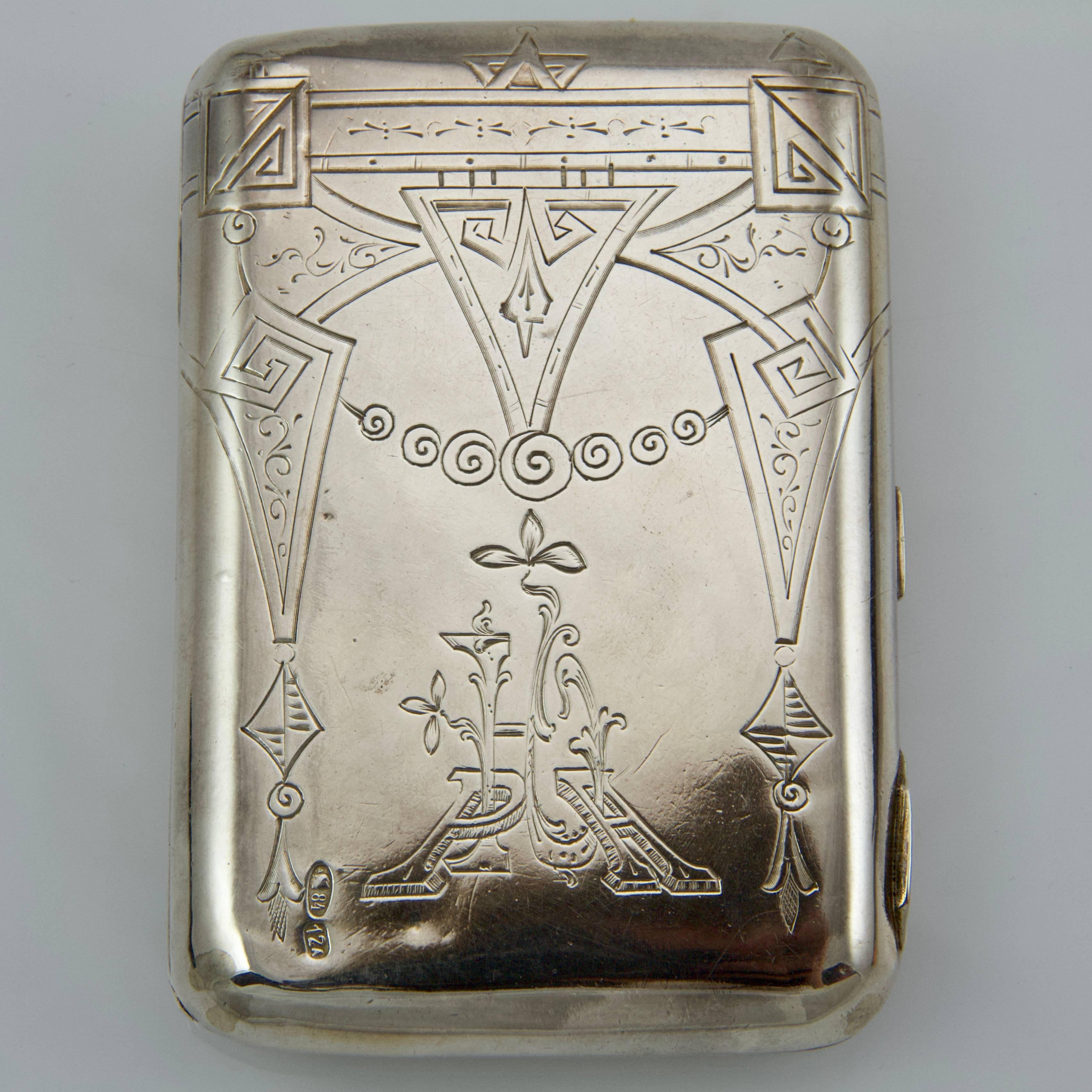 Very simple cigarette case in silver sterling. Lid presents a typical Art Nouveau pattern with a cyrillic cipher N.R.A.
Back totally hand-engraved with a poem begining by a famous citation of Seneque in his letter to Lucilius 