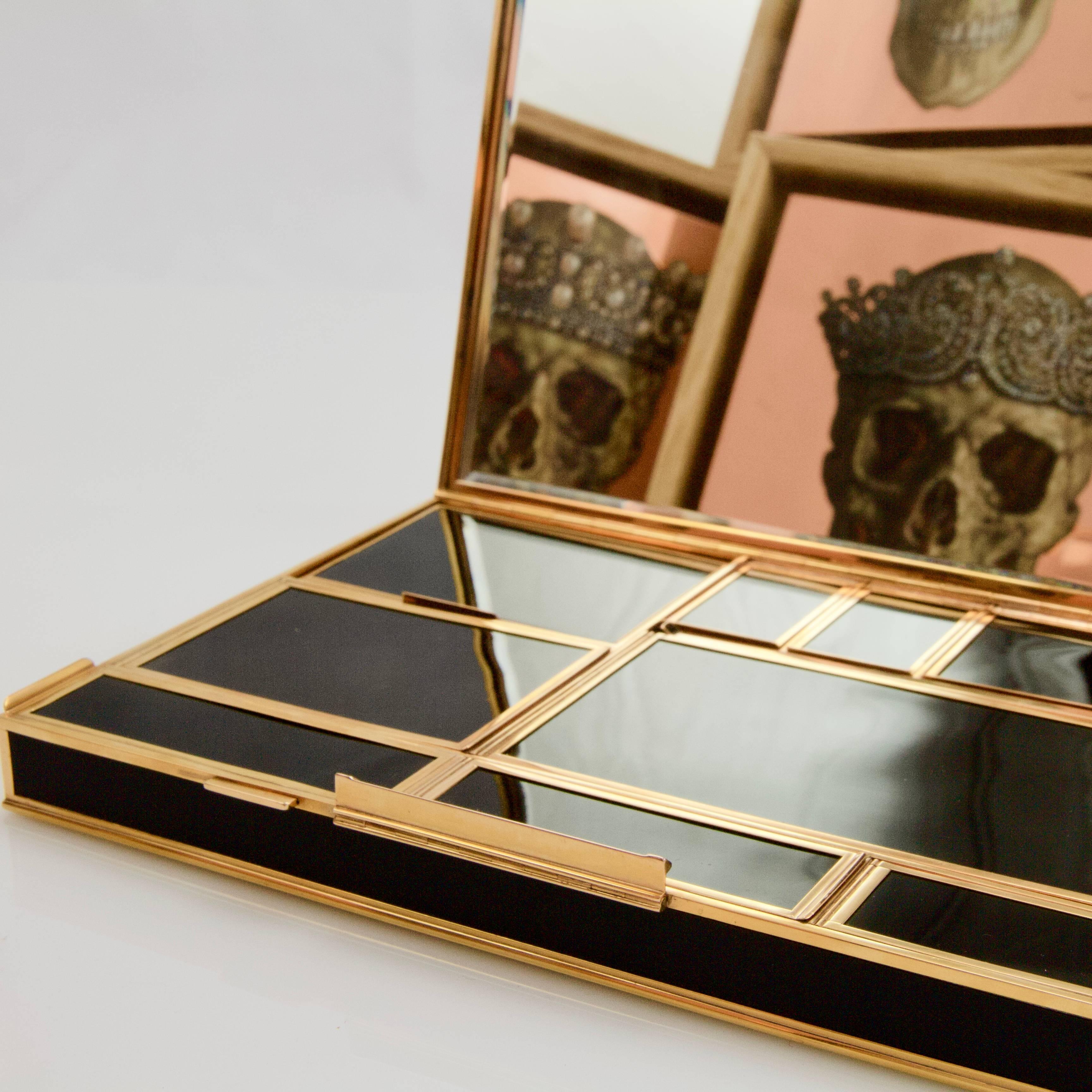 Original entire rectangular minaudière in black lacquer and gold.
Comprising a mirror and nine compartments for beauty makeup as lipstick and cream, including separately a powder box, a comb, a lighter, a fume-cigarette. Fume-cigarette and lighter