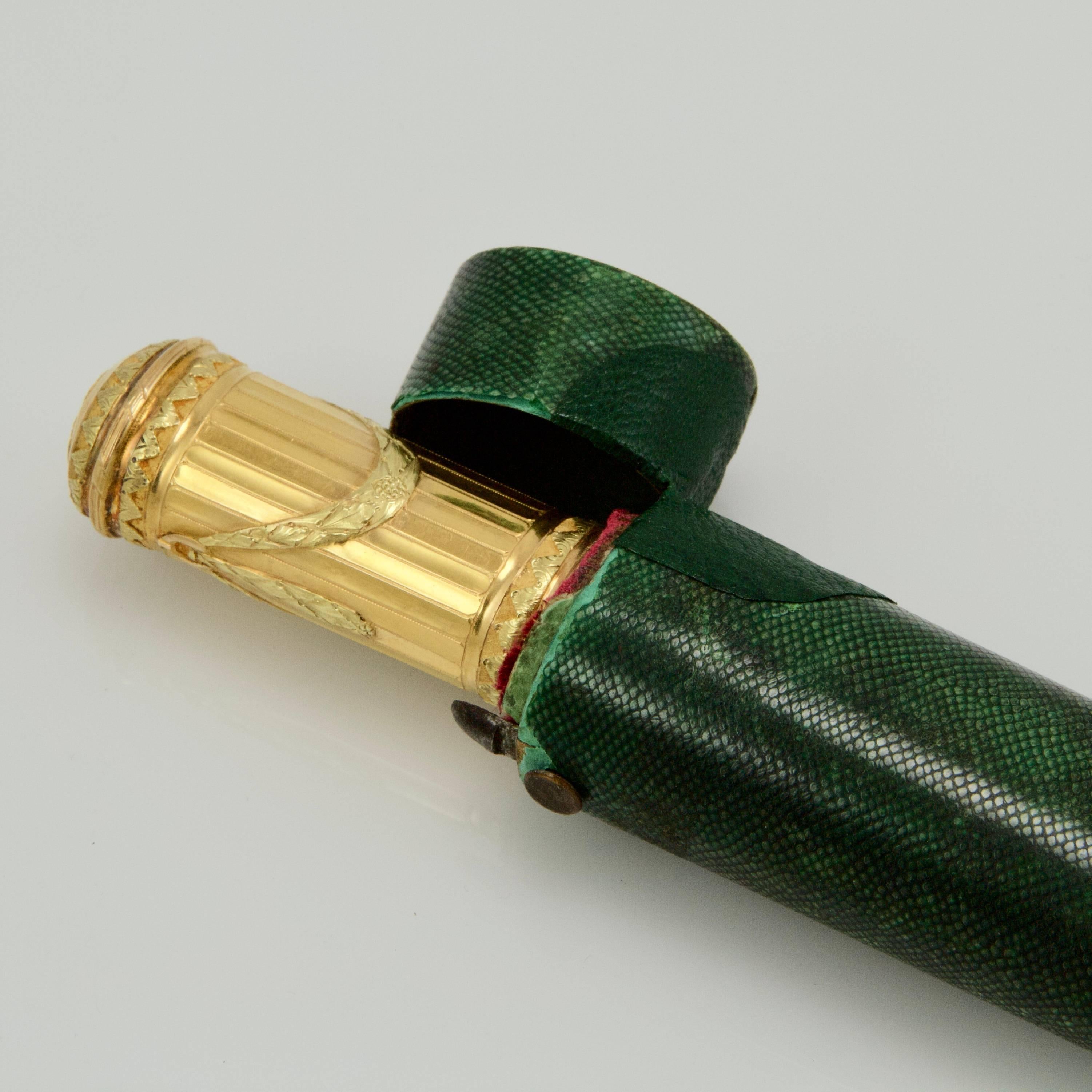 Of traditional tapering oval form, made in two removable parts, a sealing-wax case decorated with green gold laurel frise on burnishing yellow gold stripes.
Top decorated with a 