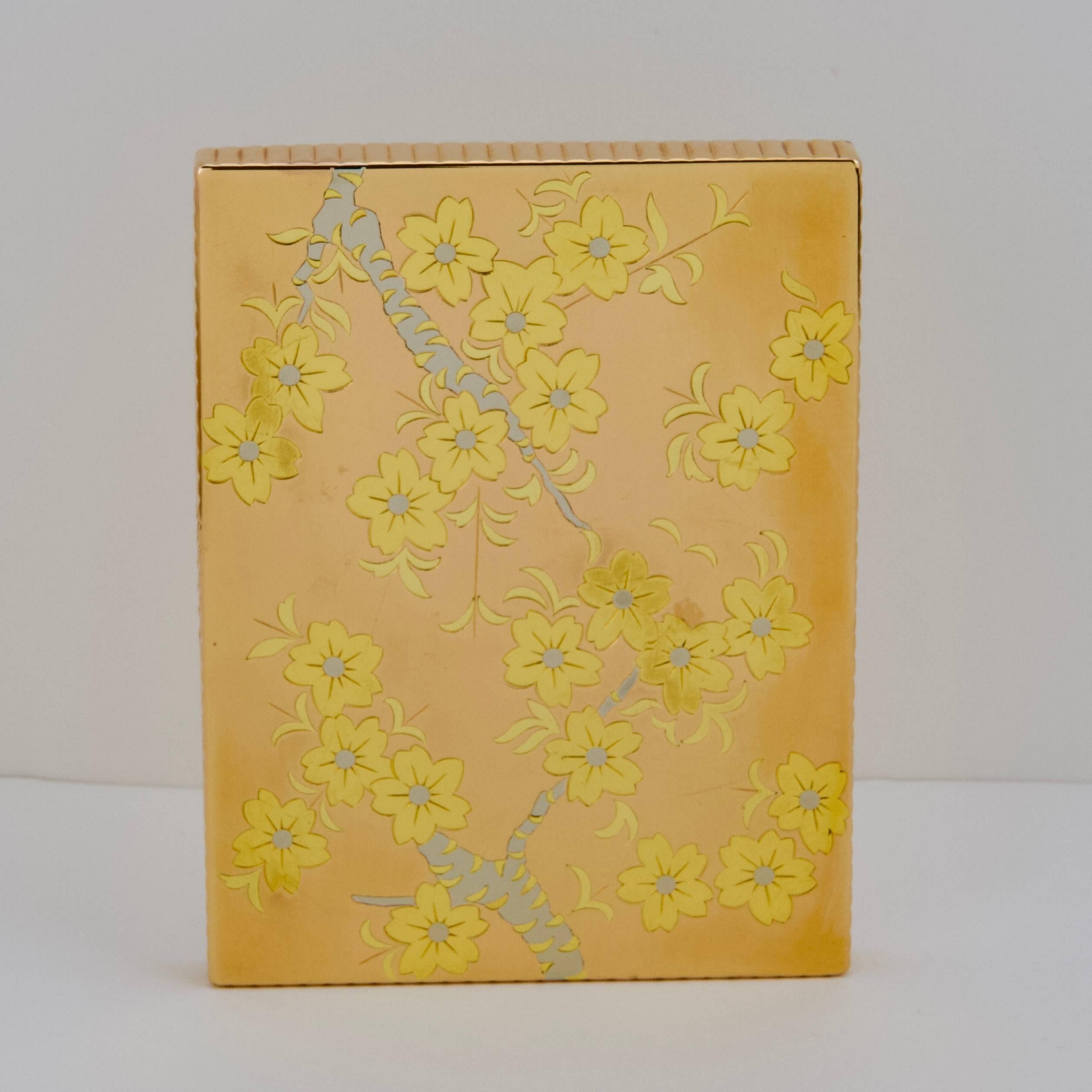 An Art Deco in Japanese topic three color of gold powder box, overall engraved with cherry tree foliage. Trunk and pistil in white gold, petal in yellow gold on a pink gold burnishing ground.
Borders fluted.
Inside mirror and powder-compartment