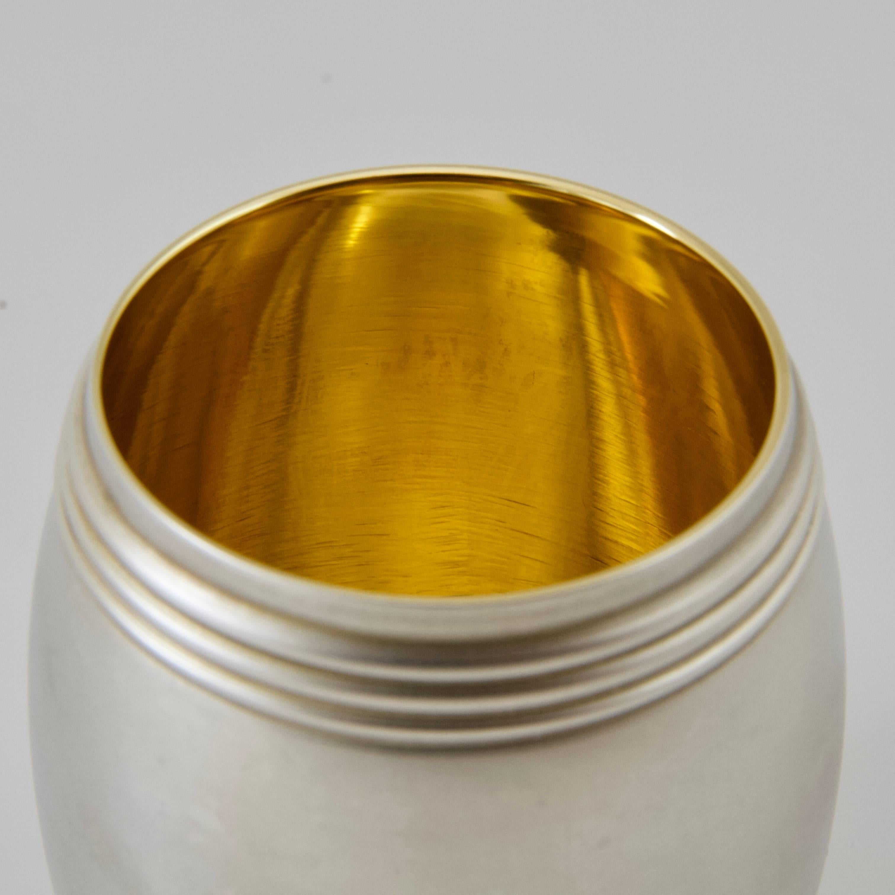 Bourbon barrel-shaped, sterling silver matte cup, interior gilted.
New.
Handmade in Portugal. 
Weight: 101g
Available by one or 6 or 12. 
More on order.