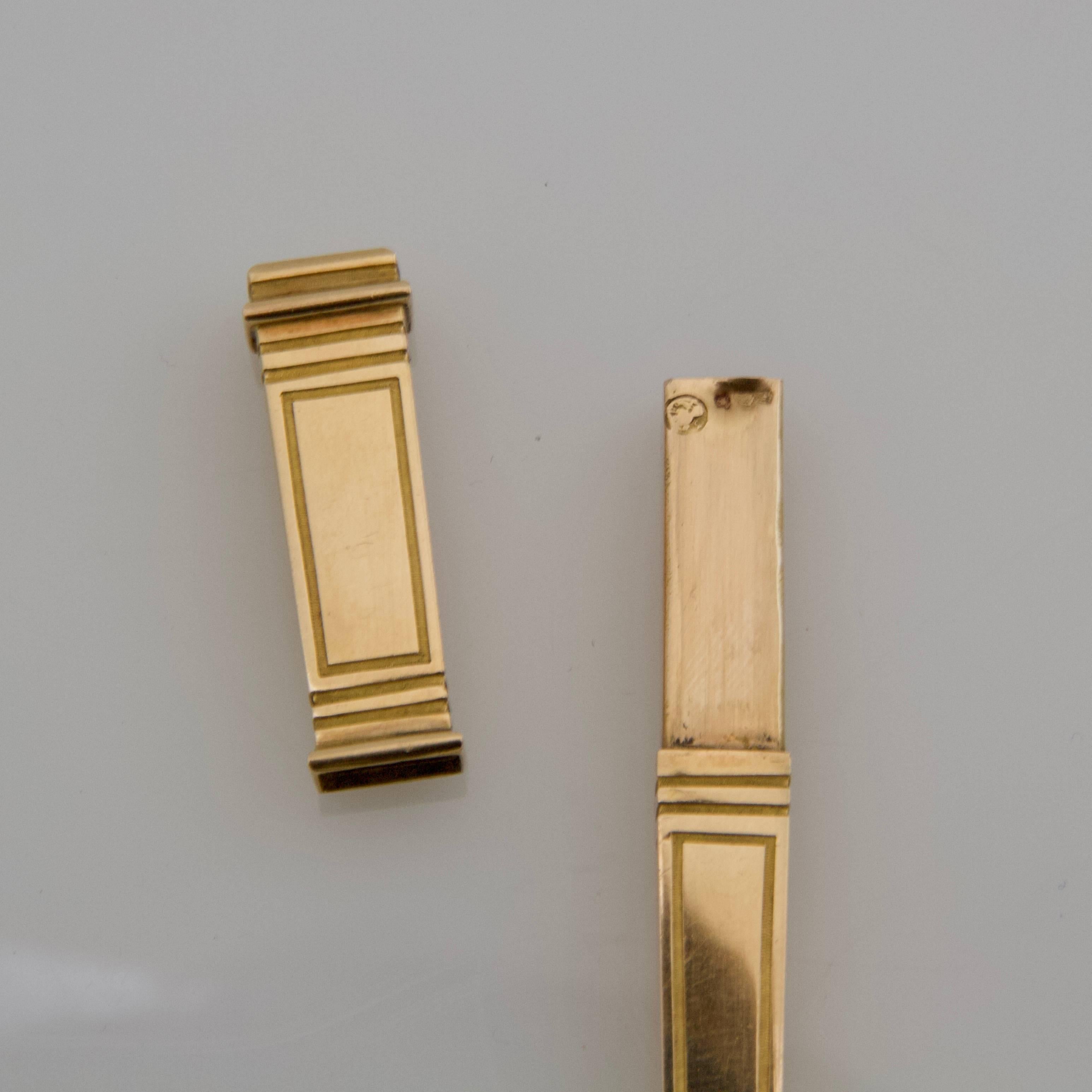One geometrical gold needle case made in Paris between 1809-1818, the second with flutes and foliage made in Paris between 1818-1838.
French assay marks. 
Maker mark illegible.
Ref: C.Inv

Weight 7.9 g and 5 g
Size: 7.3 cm and 7 cm.
