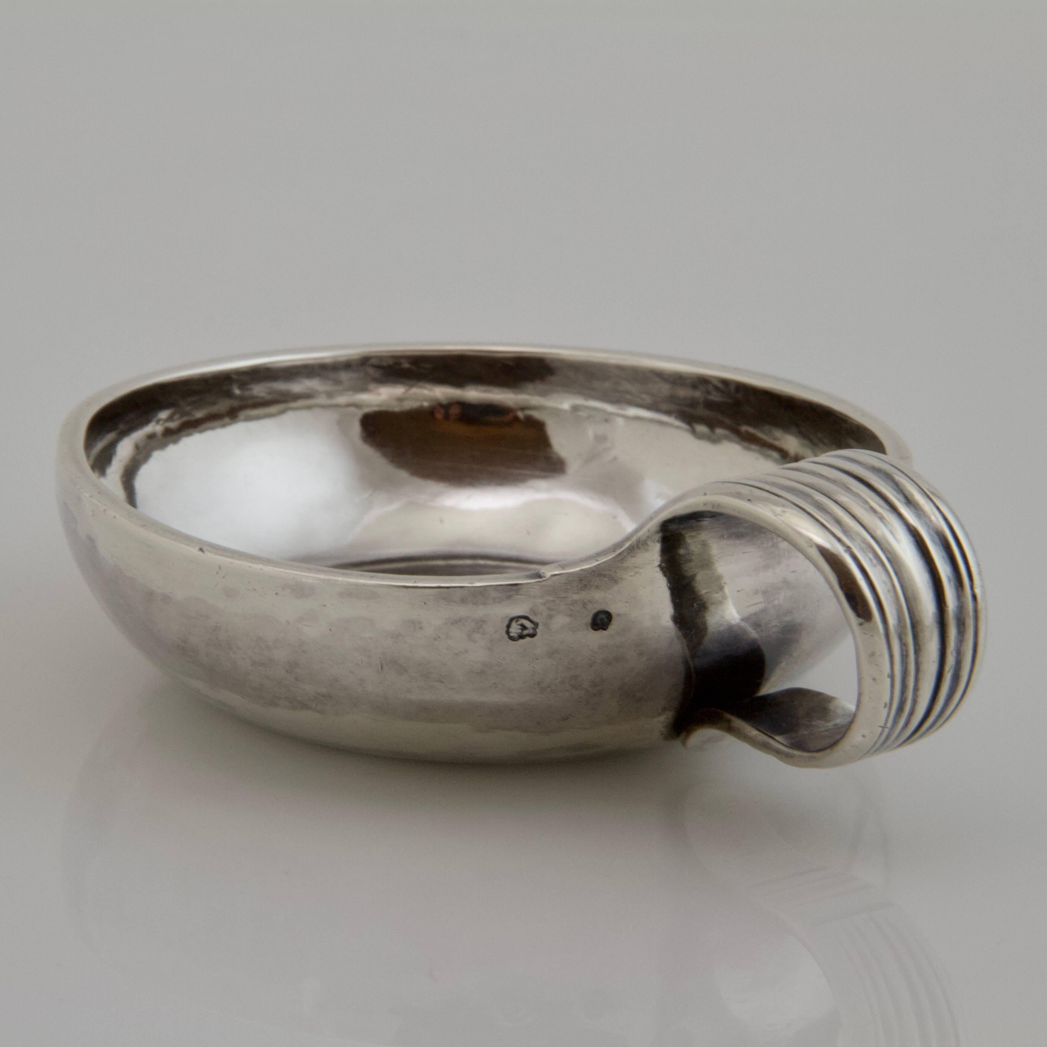 Sterling silver wine tasting cup. Hammered straight body. Reeded handle.
Makers mark: Pierre IX Hanappier (Helft, Province: p 244, 691d)
Assay marks for Orléans 1766-1768 (Helft, Province: 692a et b.
Weight: 119g
Pierre IX Hanappier became
