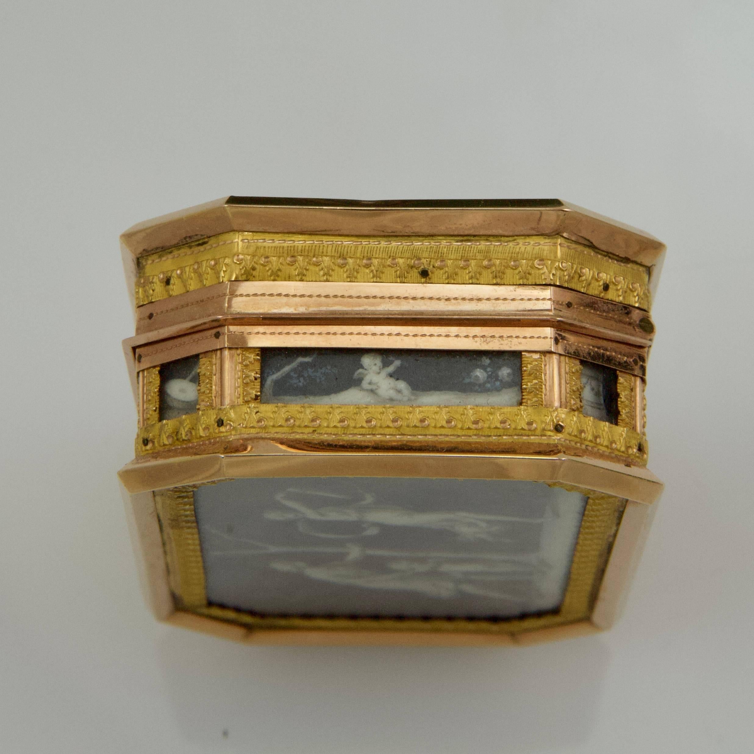 18th Century Miniatures Snuff Box in Its Original Fitted-Case in Galuchat In Good Condition In Paris, FR