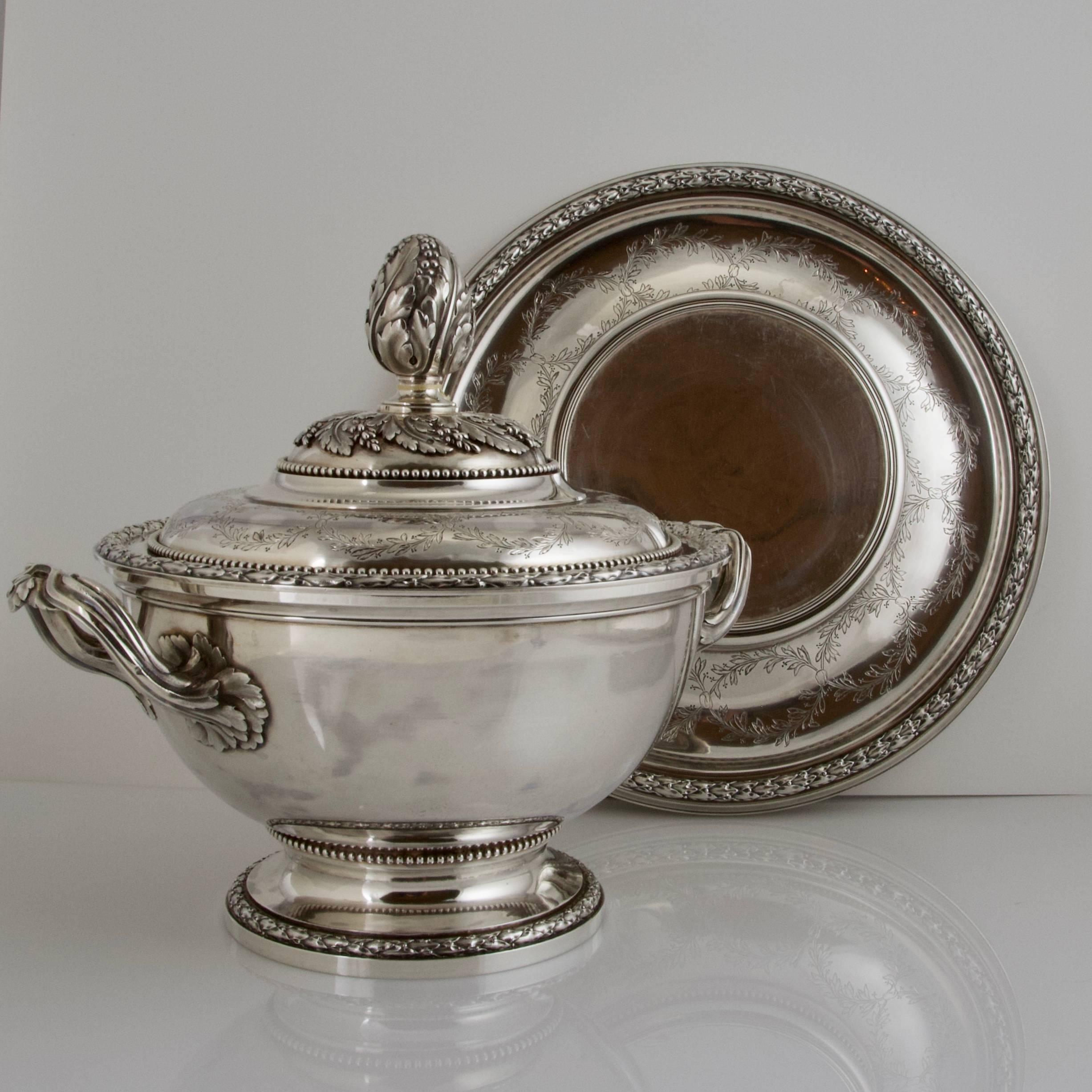 Polished and matte, engraved and chiseled, fused and welded, hammered, alls the silversmith's technique in an unusual round pot à oille comprising a soup tureen, its cover and its matching stand. Totally in french sterling silver 950.
Each time,