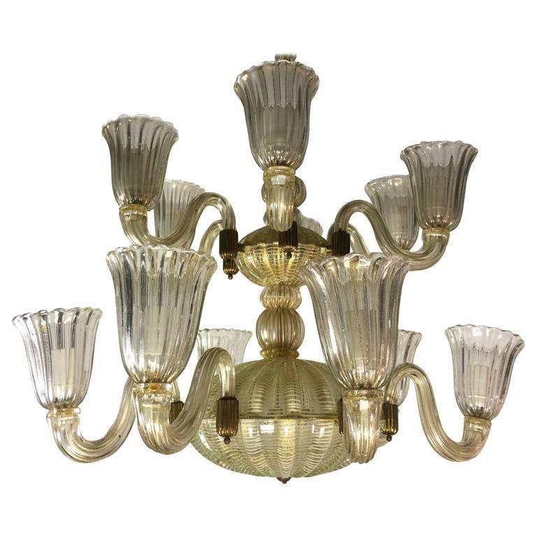 Lustre d'une incroyable beauté. 12 coupes réparties autour de deux bassins circulaires en verre massif de Murano avec des inclusions d'or.