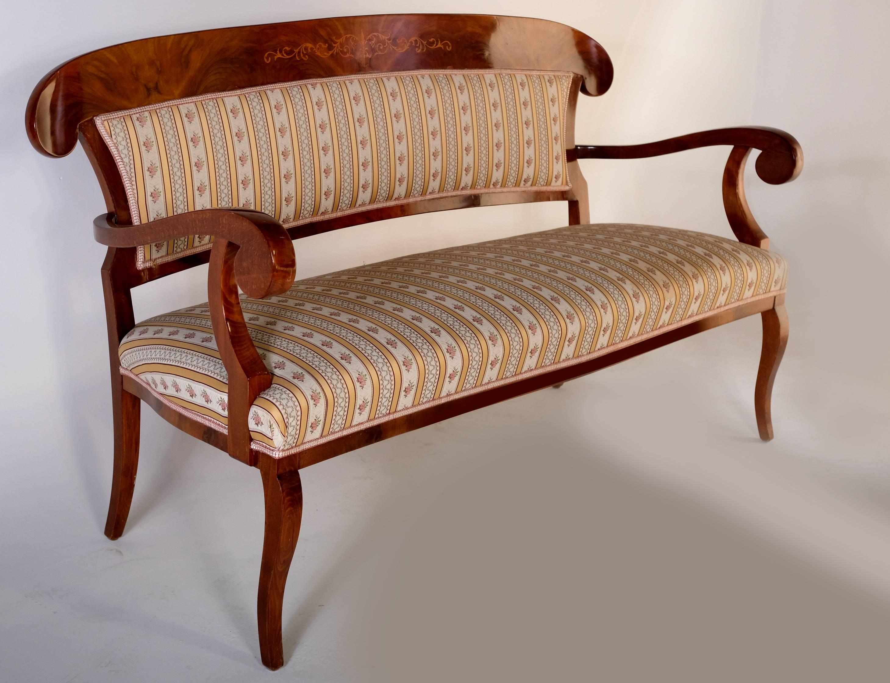 Elegantes Set bestehend aus einem Sofa und zwei Sesseln im Biedermeier-Stil. Raffinierte Schnitzereien auf der Rückseite.