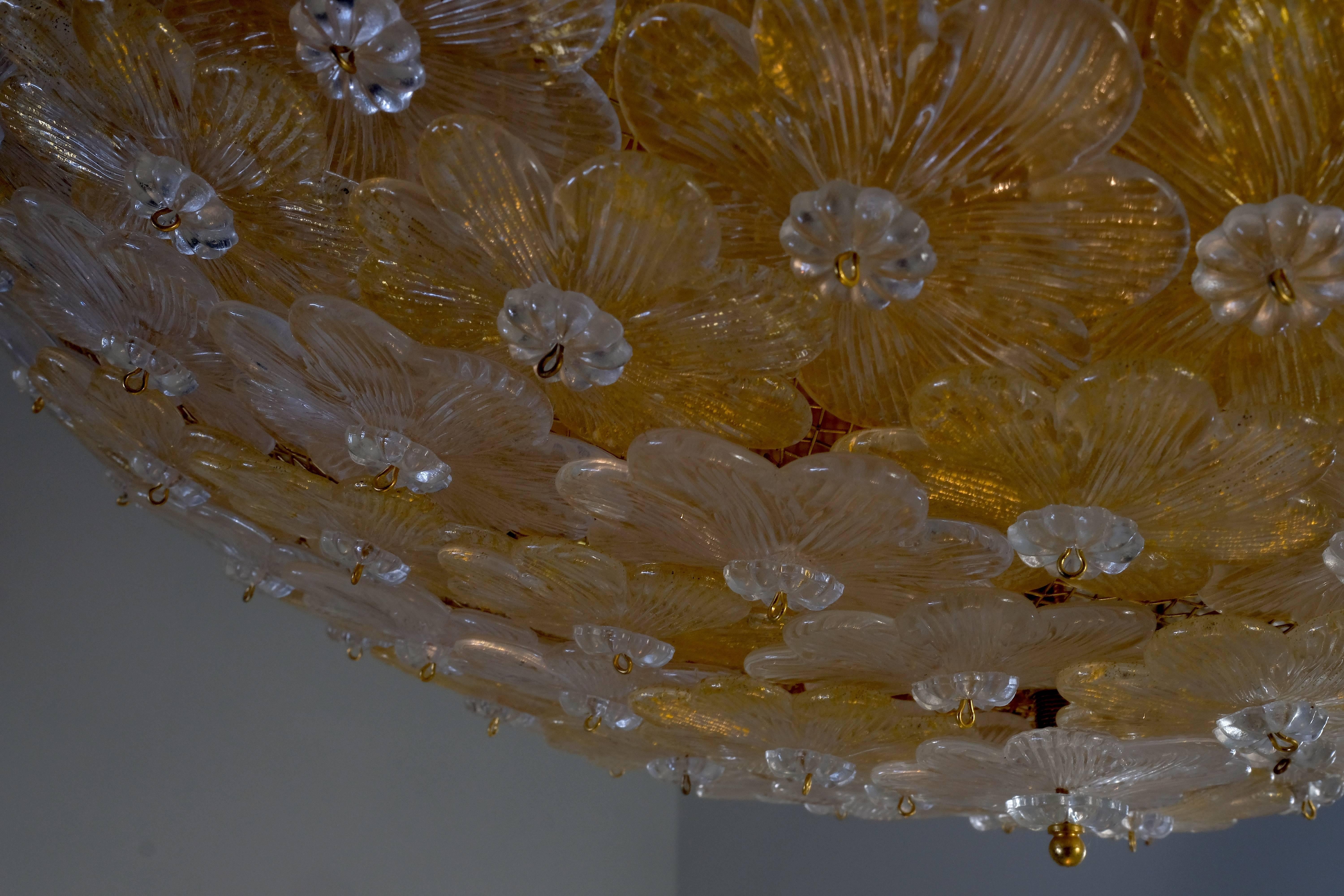 La lámpara de techo está formada por decenas de pequeñas rosas de precioso cristal de Murano con inclusiones de oro. Medidas:
Diámetro 65 cm
Altura 25 cm.