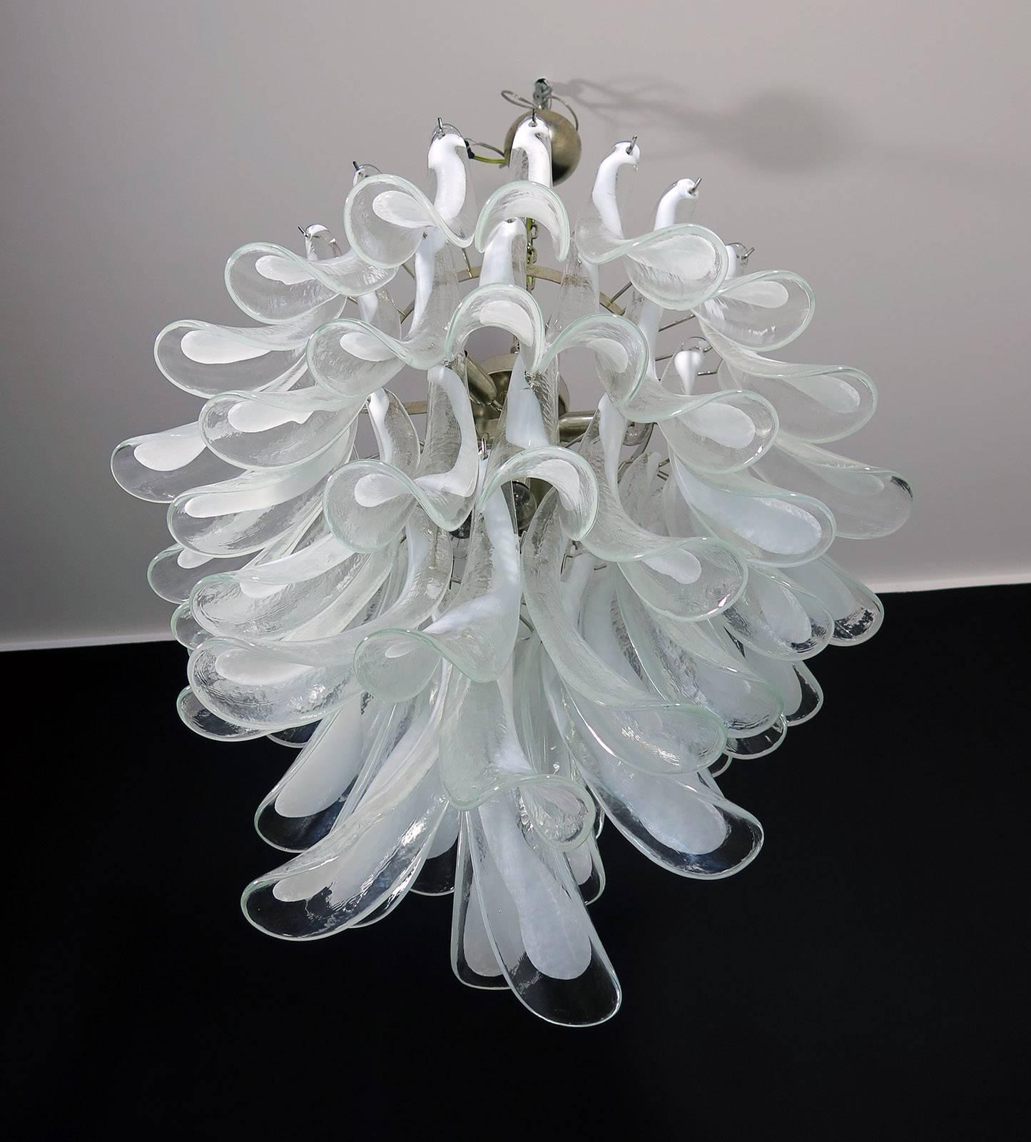 Italienischer Murano-Kronleuchter mit 52 weißen Blütenblättern, Murano (Muranoglas) im Angebot