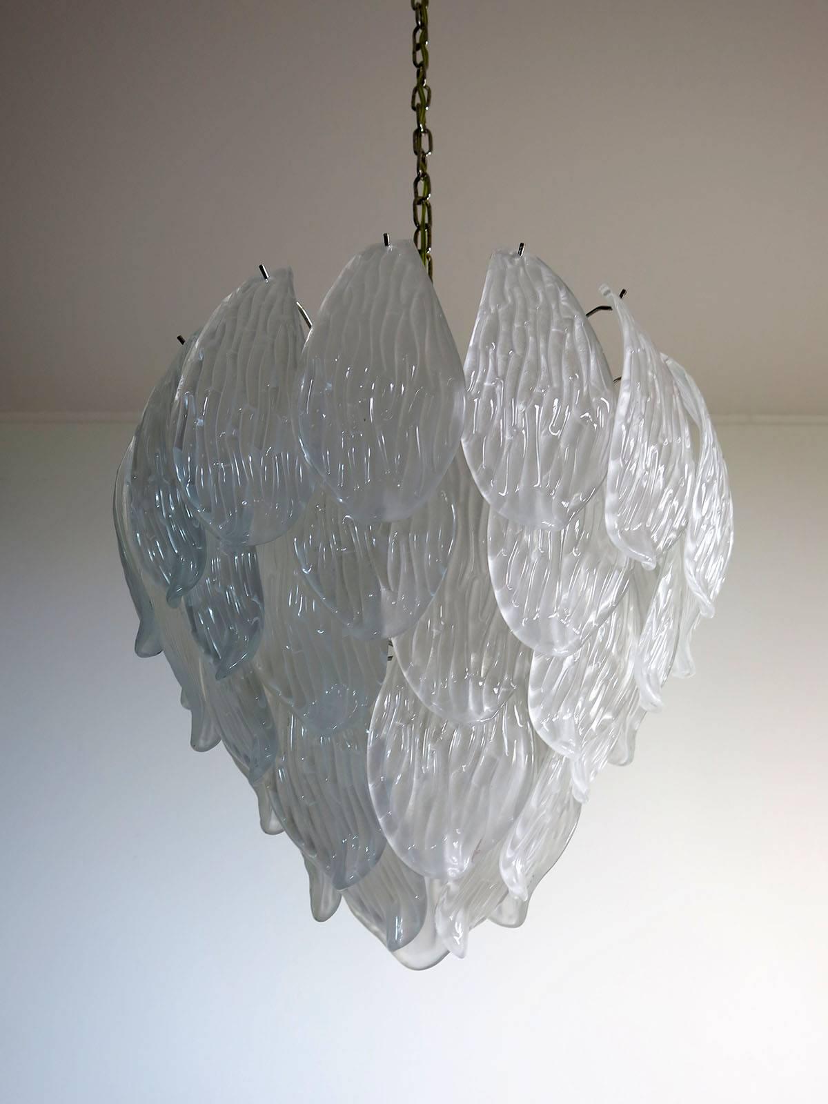 Italiano Coppia di lampadari italiani a petali, Murano in vendita