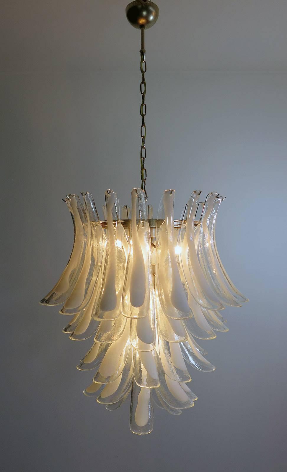 Paire de lustres italiens de Murano 52 pétales blancs, Murano en vente 5