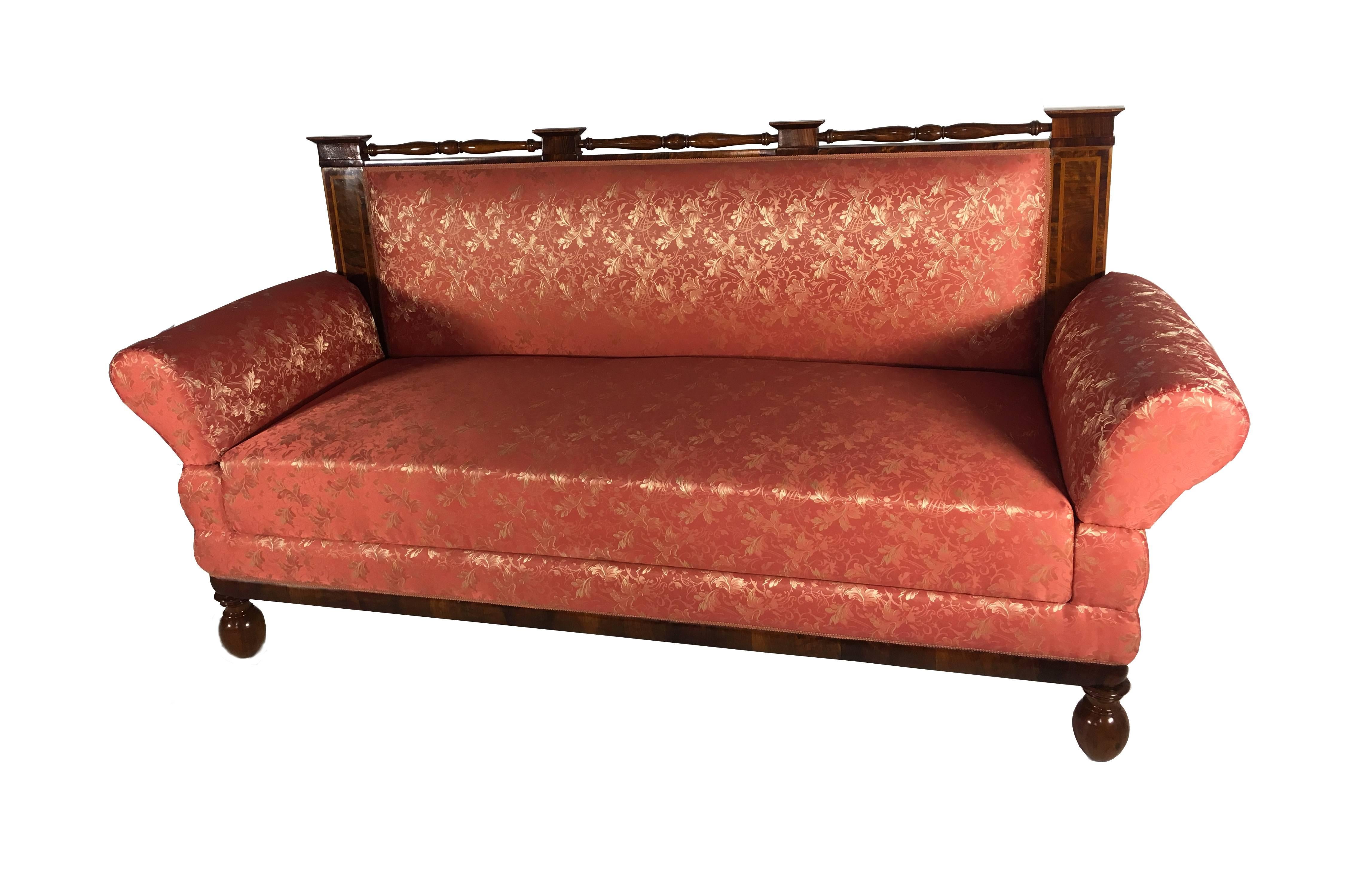 Elegante Biedermeier-Sitzgruppe bestehend aus einem Sofa und zwei Sesseln. Außergewöhnliche Verarbeitung der Hölzer nach den Regeln der damaligen Zeit. 

Maße Sofa: 
Tiefe 75 cm, Breite 182 cm, Höhe 110 cm.
 