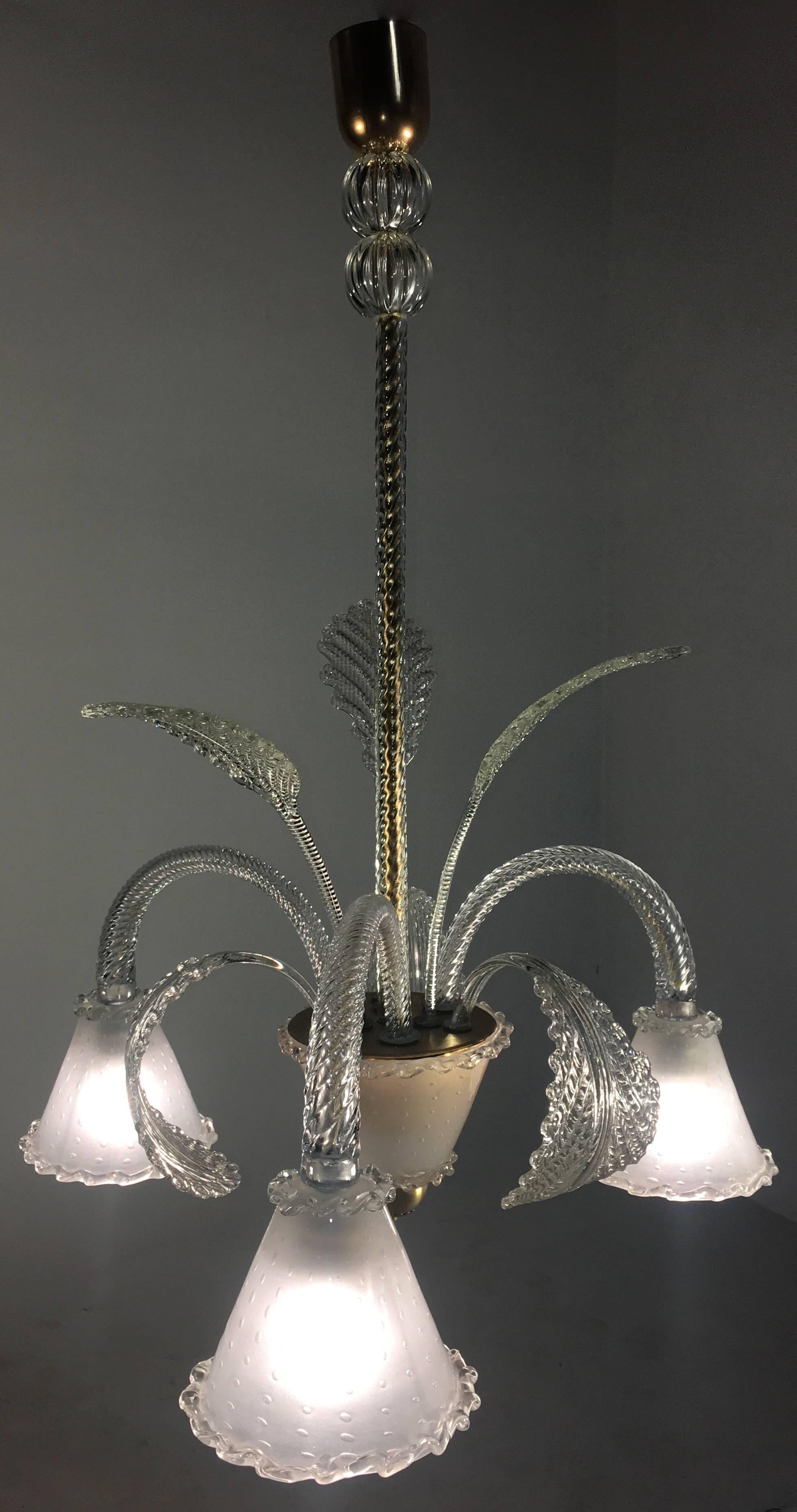 Elegant Barovier e Toso chandelier in handblown 'Bullicante' Murano glass and polished brass, circa 1940. Piece of incredible beauty. From Private collection Von Plant Baron.