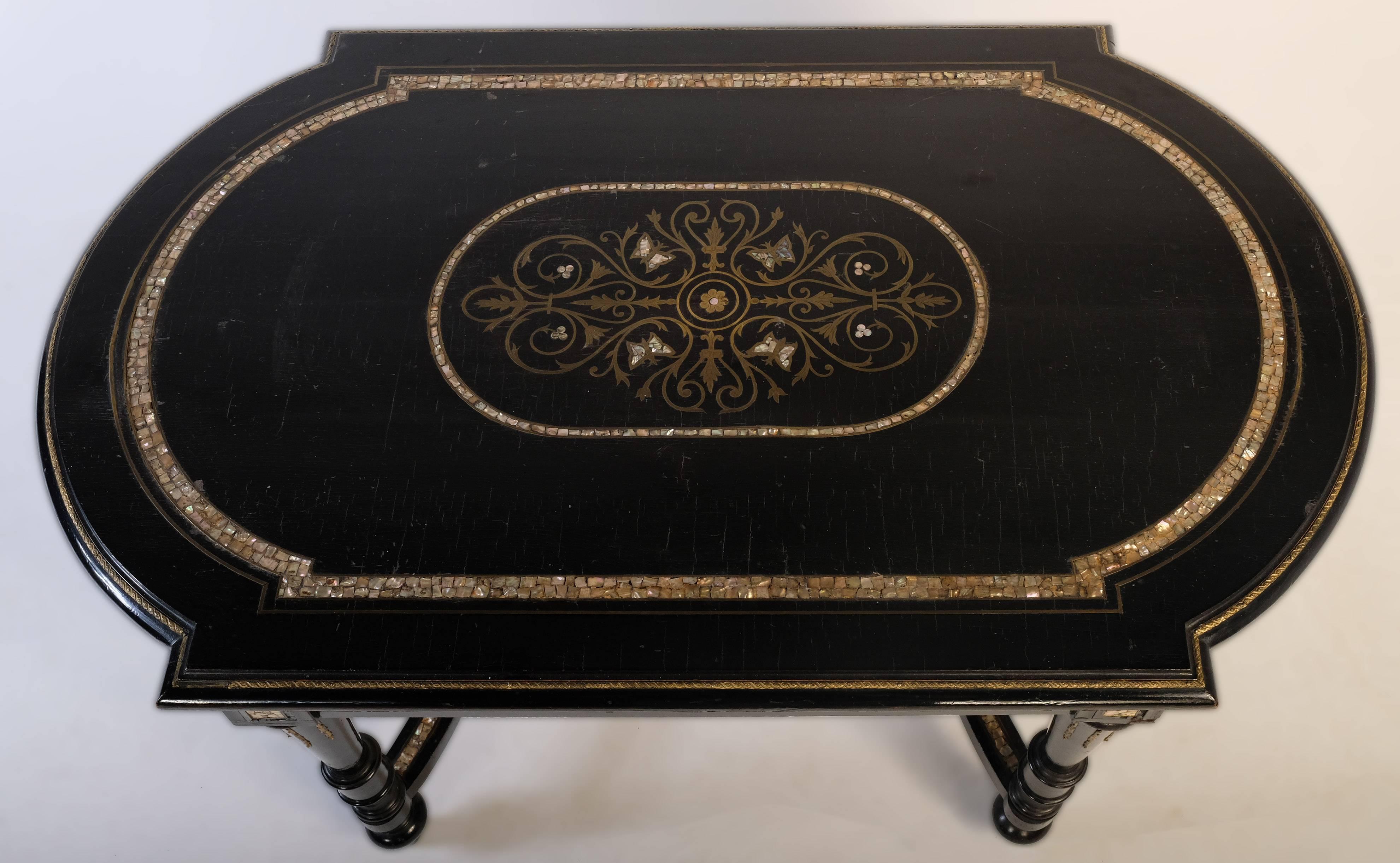 Table de canapé ancienne de style Napoléon III, Autriche, années 1880 en vente 1