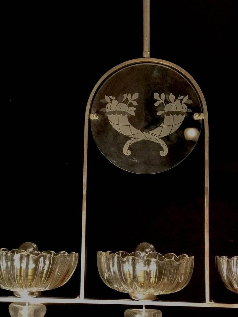 Lustre italien Art Déco par Ercole Barovier, 1940. 
C'est une pièce très rare. La gravure sur verre de deux cornucopias est remarquable.