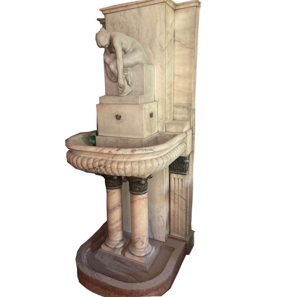 Grande fontaine en marbre avec sculpture de femme, Paris Budapest, 1920. La sculpture a été réalisée à Paris dans les années 1910. Achetée par un noble hongrois, la statue a été placée en 1929 sur une fontaine en marbre qu'il avait fait réaliser