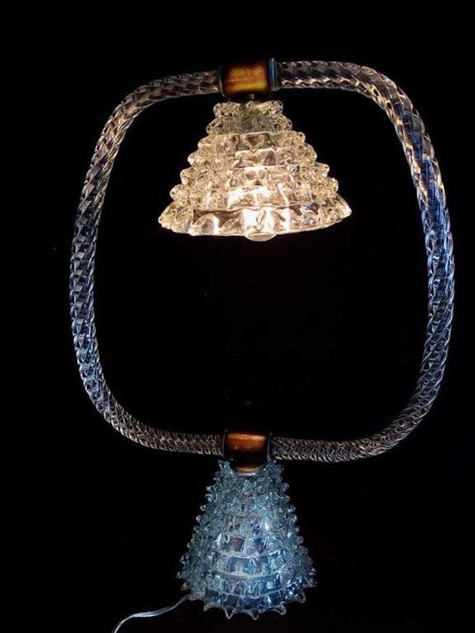 Belle lampe de table par Ercole Barovier. Fabriqué avec le légendaire verre rostrato, c'est une pièce d'une valeur rare.
De la collection privée de Von Plant.
 