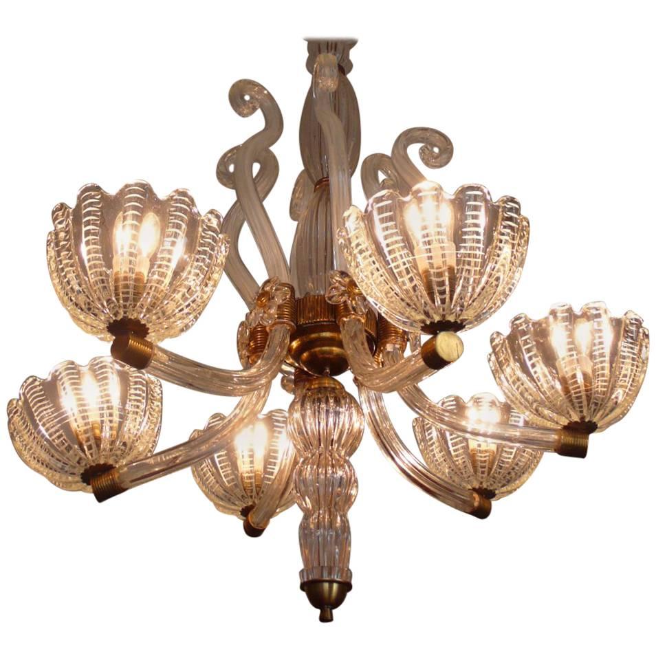 Extraordinary chandelier by Barovier e Toso. The stige consists of five pieces of glass bullicante and seven other. The six cups have the usual streaks that made famous Dino Martens in the world. They surround the departure of arms six stars with