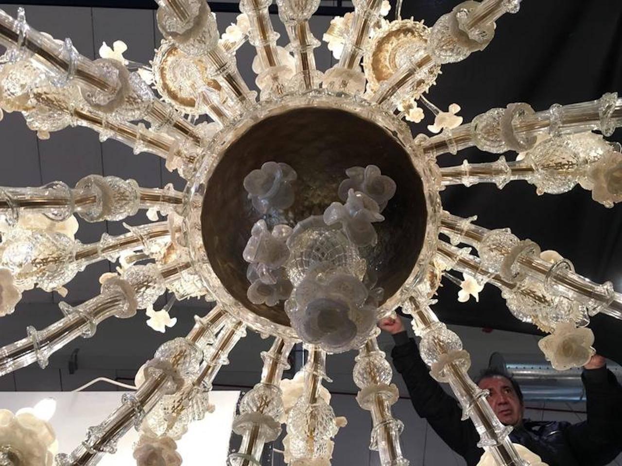 Verre de Murano Somptueux lustre de Murano en verre avec inclusions d'or, années 1980 en vente