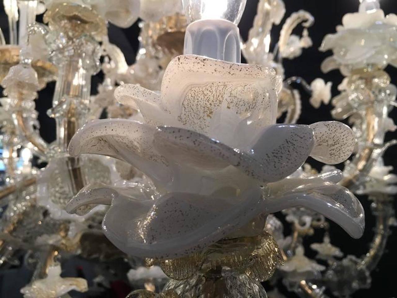 Magnifique lustre de Murano avec 24 bras et une multitude de fleurs en pâte de verre et inclusion d'or.