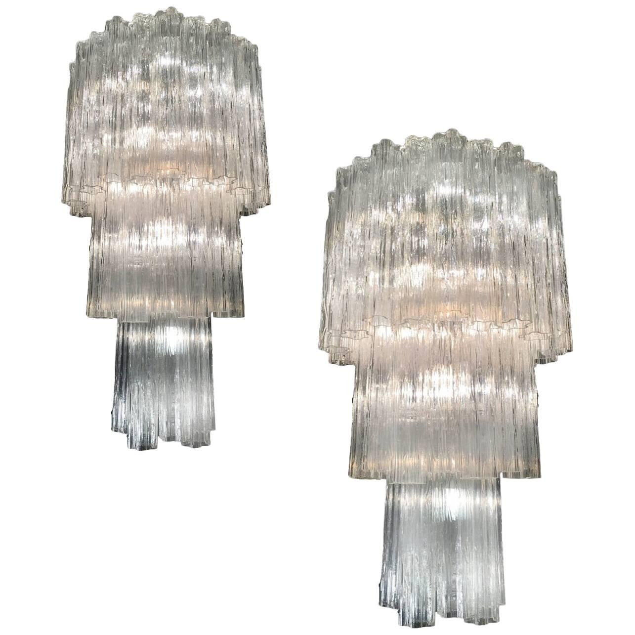 Le lustre comprend 48 tronchi précieux en verre de Murano de 45 cm de long. Mesures : Diamètre 60 cm, hauteur 110 cm. 16 lumières.