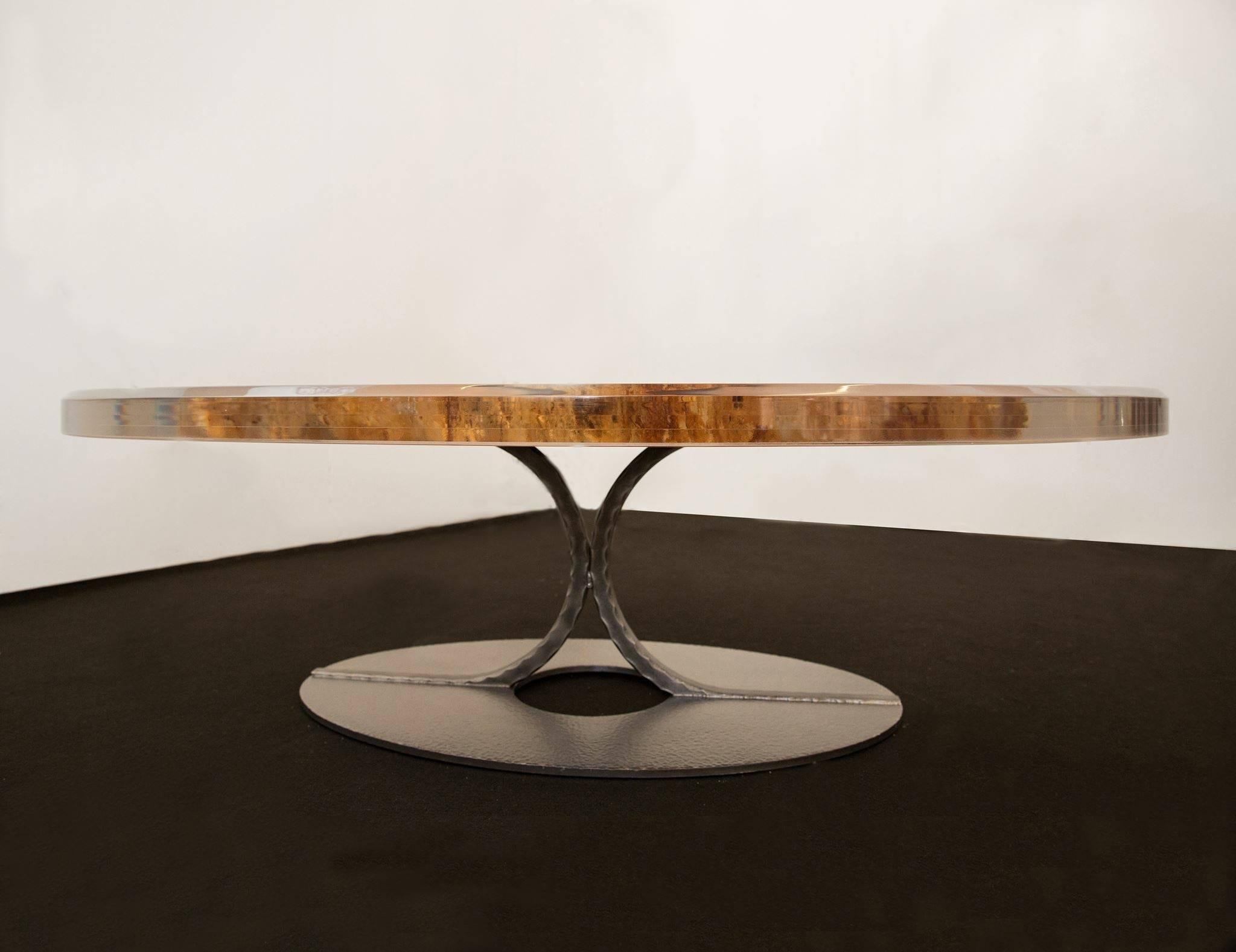 For this unique piece, the designer chose a magnificent slice of centuries-old olive tree trunk (estimated at 300 years), originating in Apulia, which he enhanced by embedding it into a translucent epoxy resin. Then, he added his personal touch with