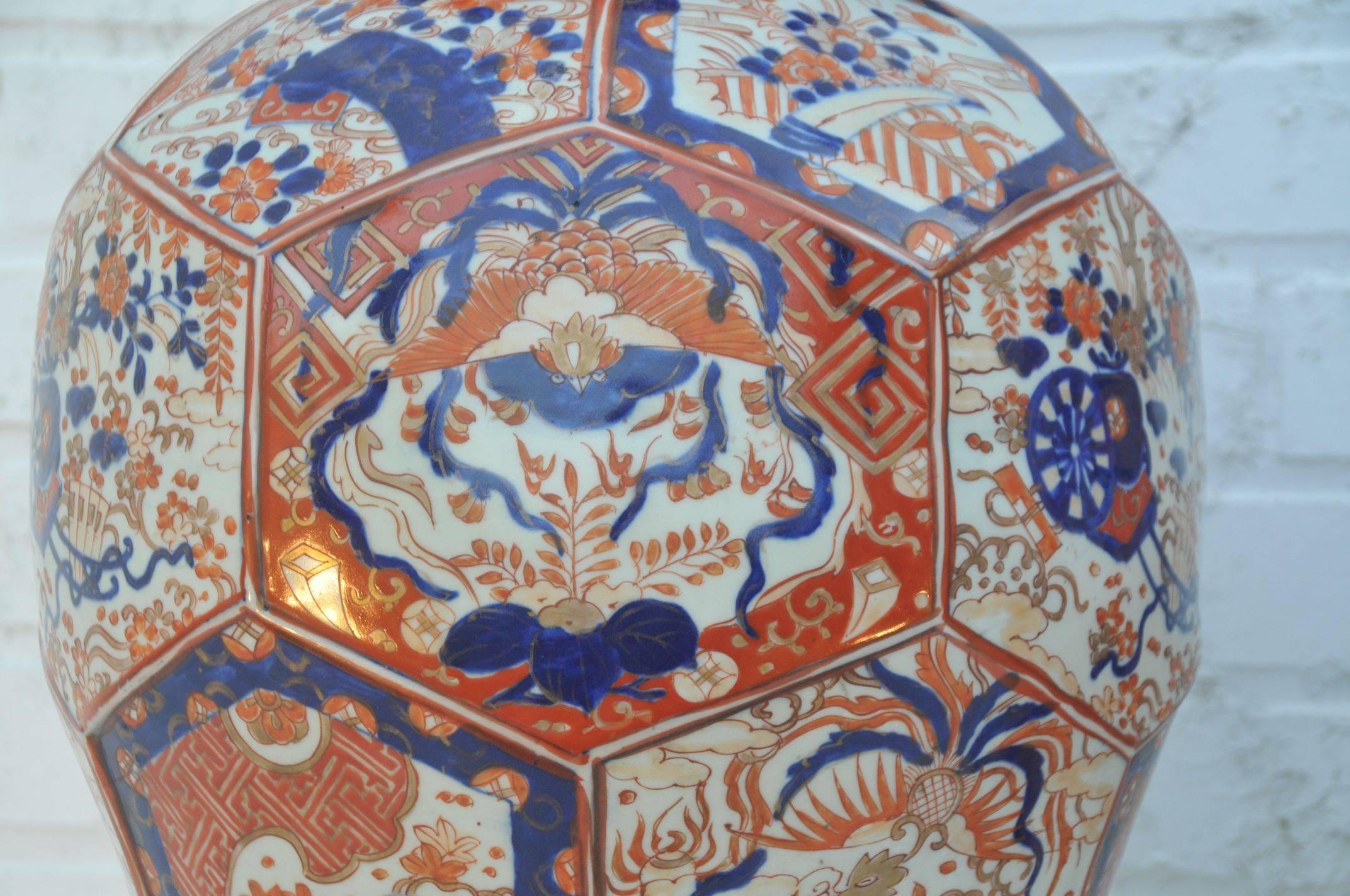 Large Pair of Japanese Imari Vases and Covers In Excellent Condition For Sale In Brussels, BE