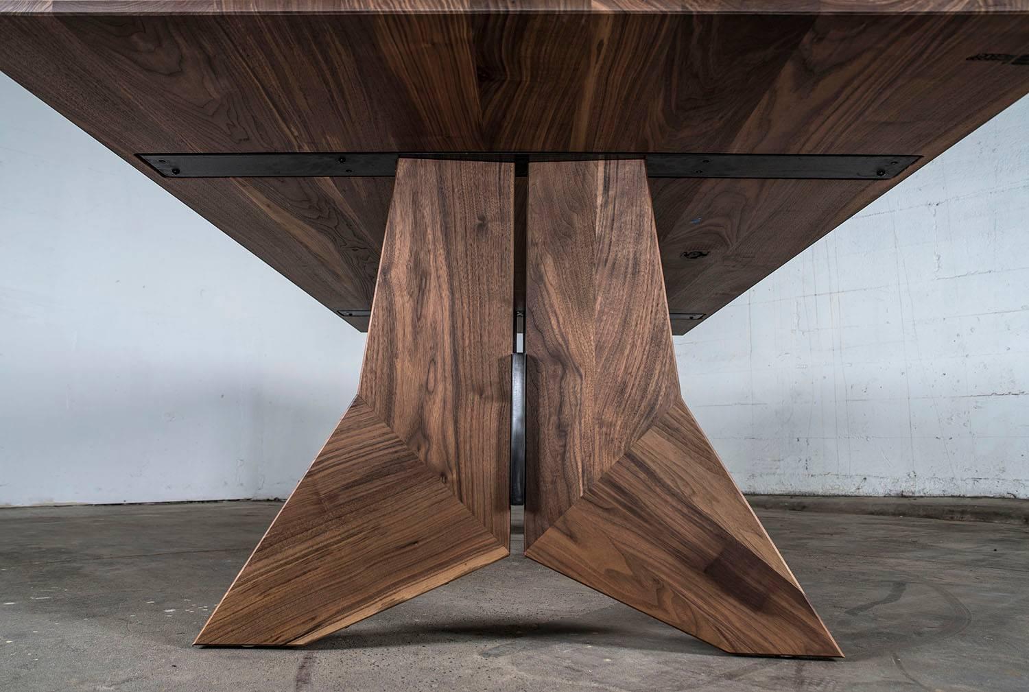 Der moderne Esstisch aus Hartholz und Stahl, der Peralta Esstisch, ist das erste neue Design des Jahres 2017. Mit seinen scharfen Winkeln und der subtilen Verbindung von warmgewalztem Stahlblech und heimischen Harthölzern ist er ein Schritt in eine