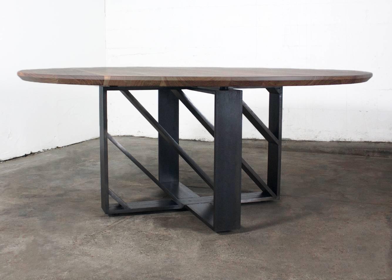 Runder Tisch, Esstisch, geschwärzter Stahl, Hartholz, modern, geometrisch, maßgefertigt (Moderne) im Angebot