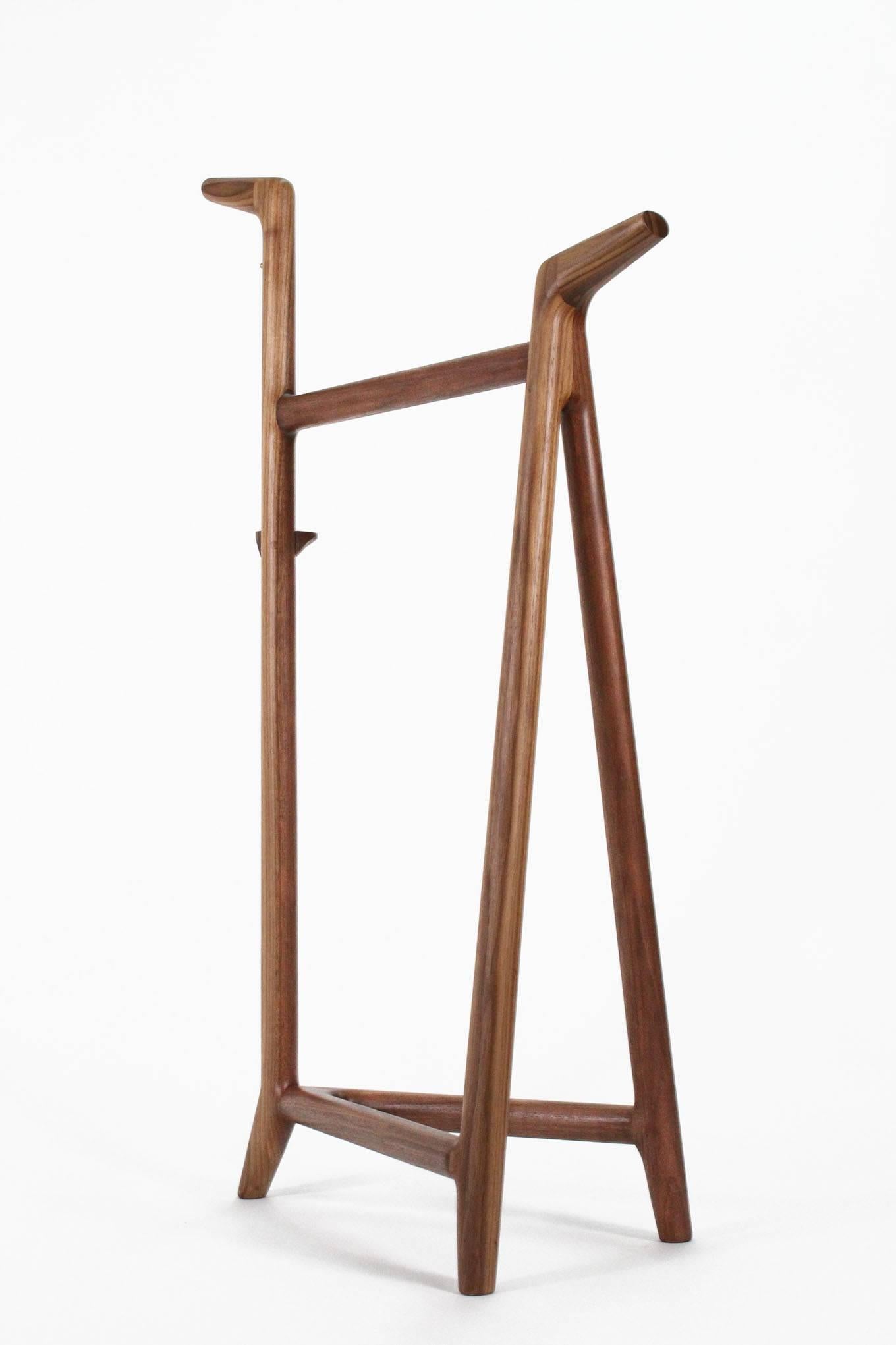 Valet de chambre en bois dur avec plusieurs cintres pour les chemises et les vestes, une barre de drapage et un plateau pour les accessoires personnels. Commencez et terminez chaque journée par un rituel qui non seulement apportera de la joie dans