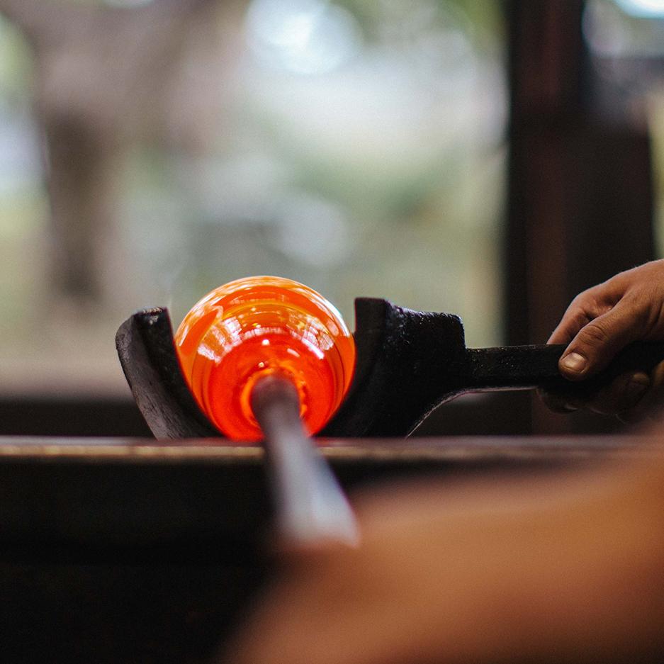 Grande suspension Barnacle claire, verre épais soufflé à la main, fabriquée sur commande en vente 1