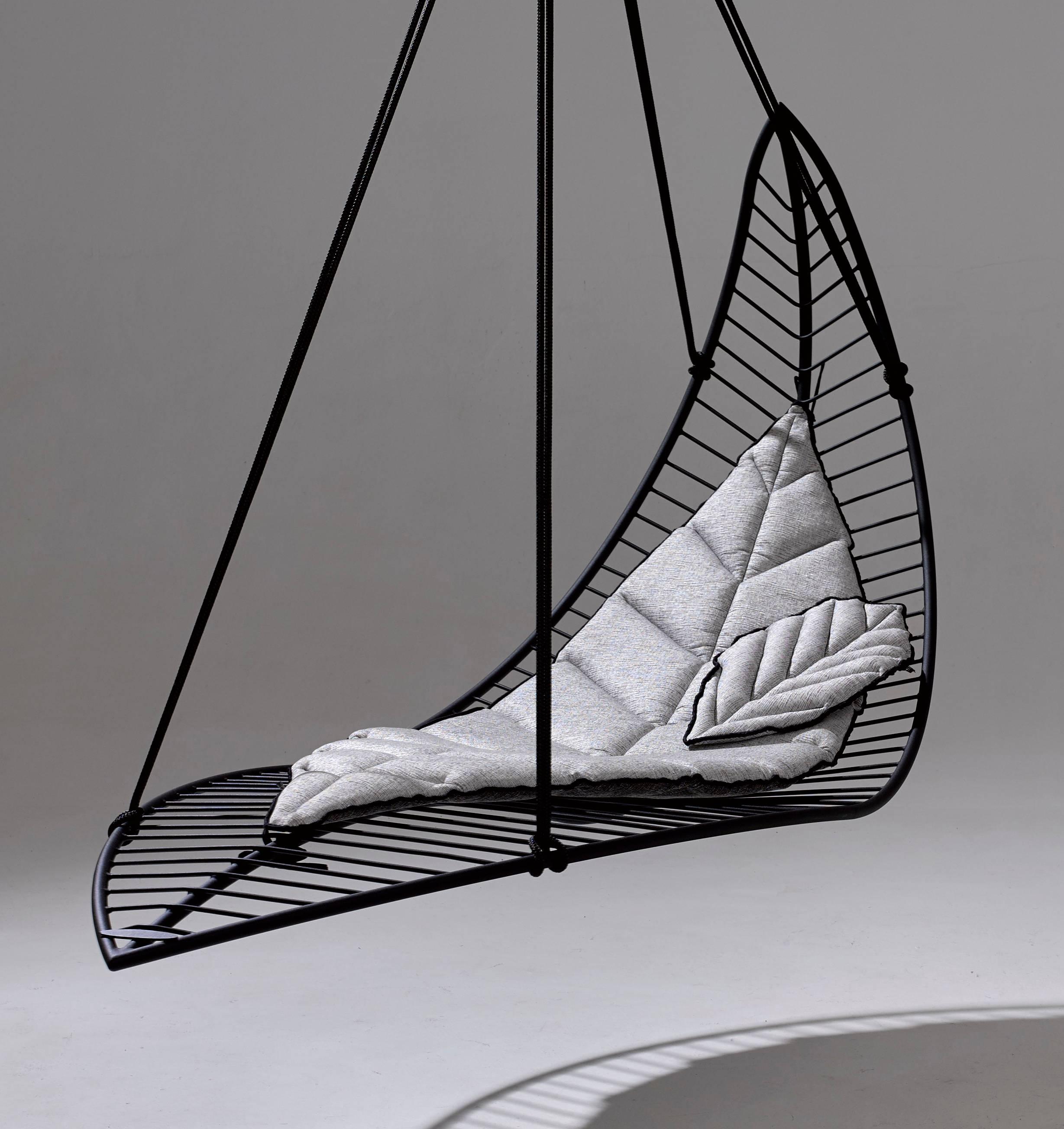 The Leaf hanging swing chair is fluid and organic. The chair is inspired by nature and is reminiscent of organic leaf shapes with its veins flowing out from the centre. It is simple and striking in its visual appeal. Choose from two different inner